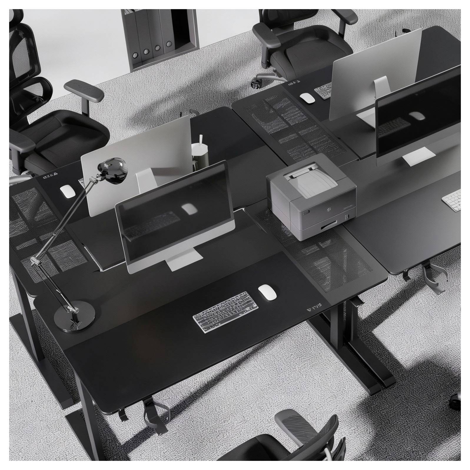 Übersichtansicht eines modernen Büros mit mehreren schwarzen Schreibtischen, Computermonitoren, Bürostühlen, Schreibtischlampen und einem Drucker, die in einem gemeinsamen Arbeitsbereich angeordnet sind.