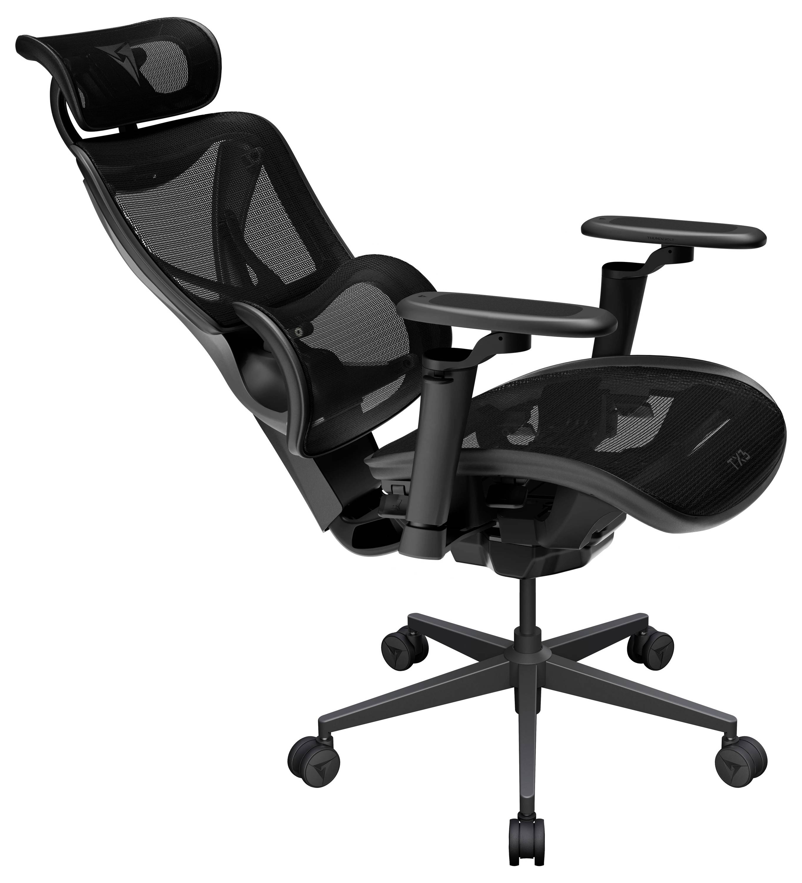 Schwarzer ergonomischer Bürostuhl mit Netzrücken und Netzfläche, Kopfstütze, verstellbaren Armlehnen und fünfrädrigem Untergestell auf weißem Hintergrund