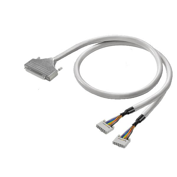 Schwarzes elektronisches Steckermodul mit mehreren farbcodierten Anschlüssen und gedruckten Beschriftungen, isoliert auf weißem Hintergrund dargestellt.