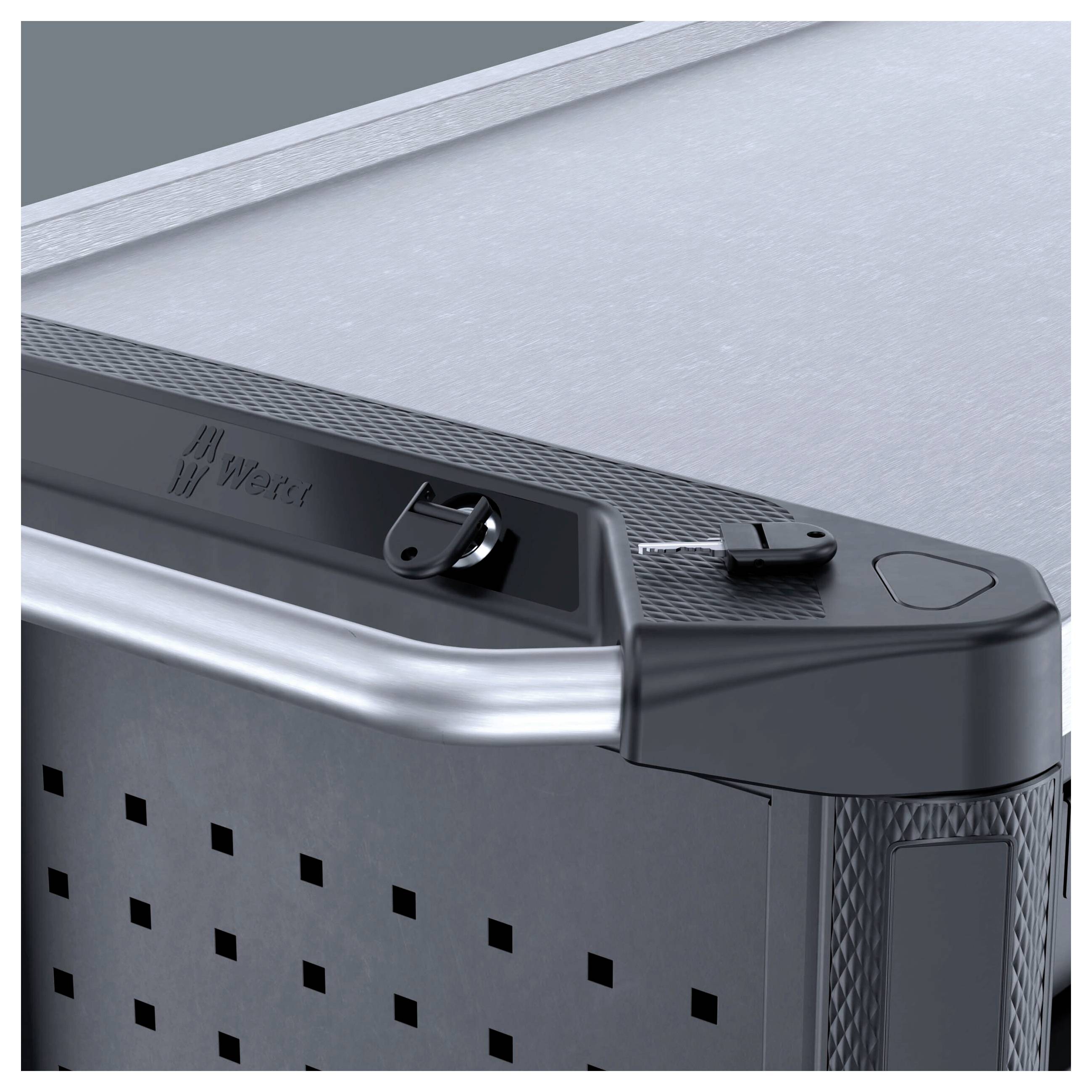 Nahaufnahme einer Metallgerätekoffer-Ecke mit einem eingebauten schwarzen Riegel und Schloss auf einer silbernen strukturierten Oberfläche.