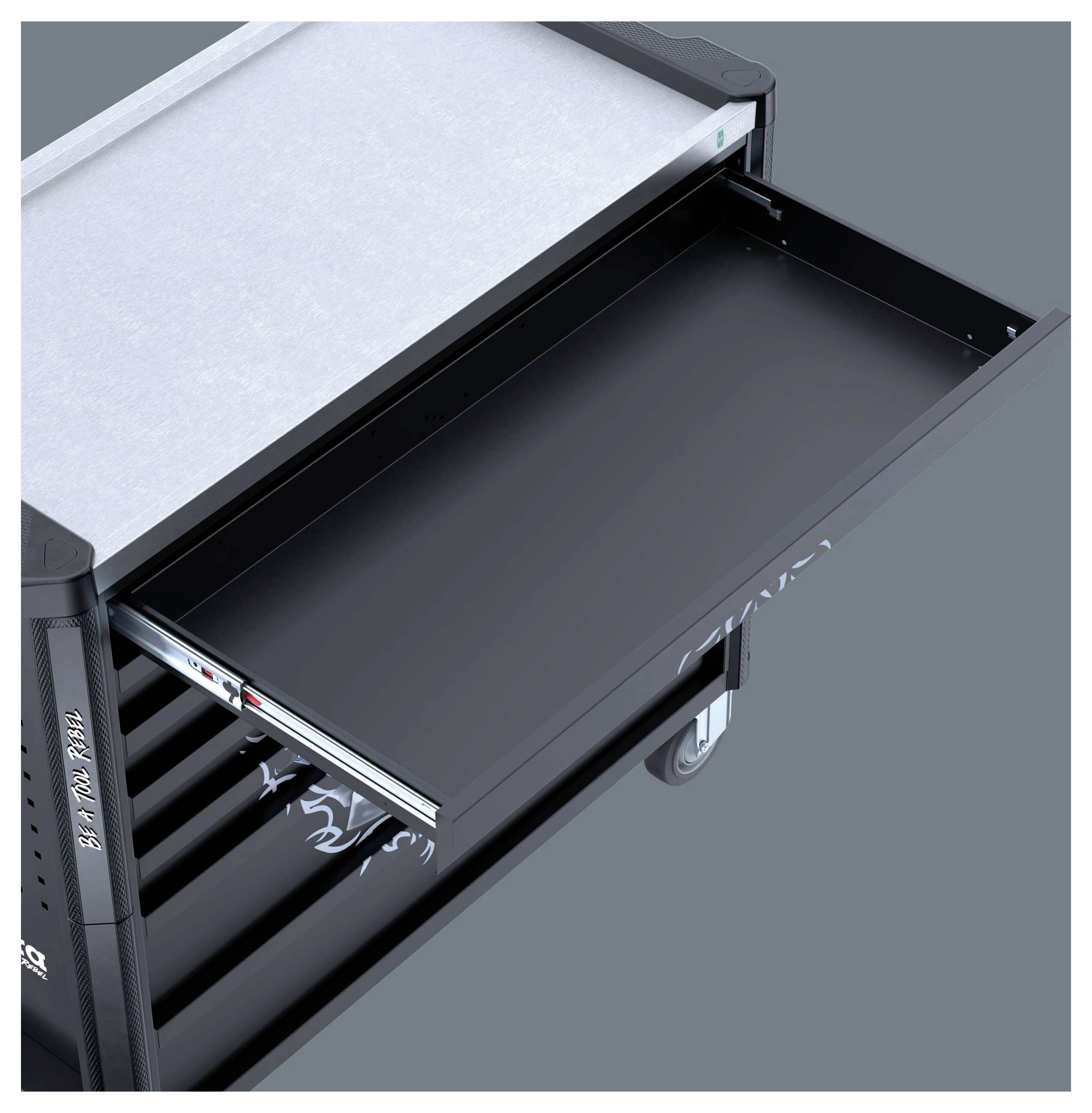 Offener Werkzeugschrank mit einer herausgezogenen schwarzen Metalltablett-Schublade auf Rollen, die zeigt, wie die Schublade aus dem Gerät hervorsteht.