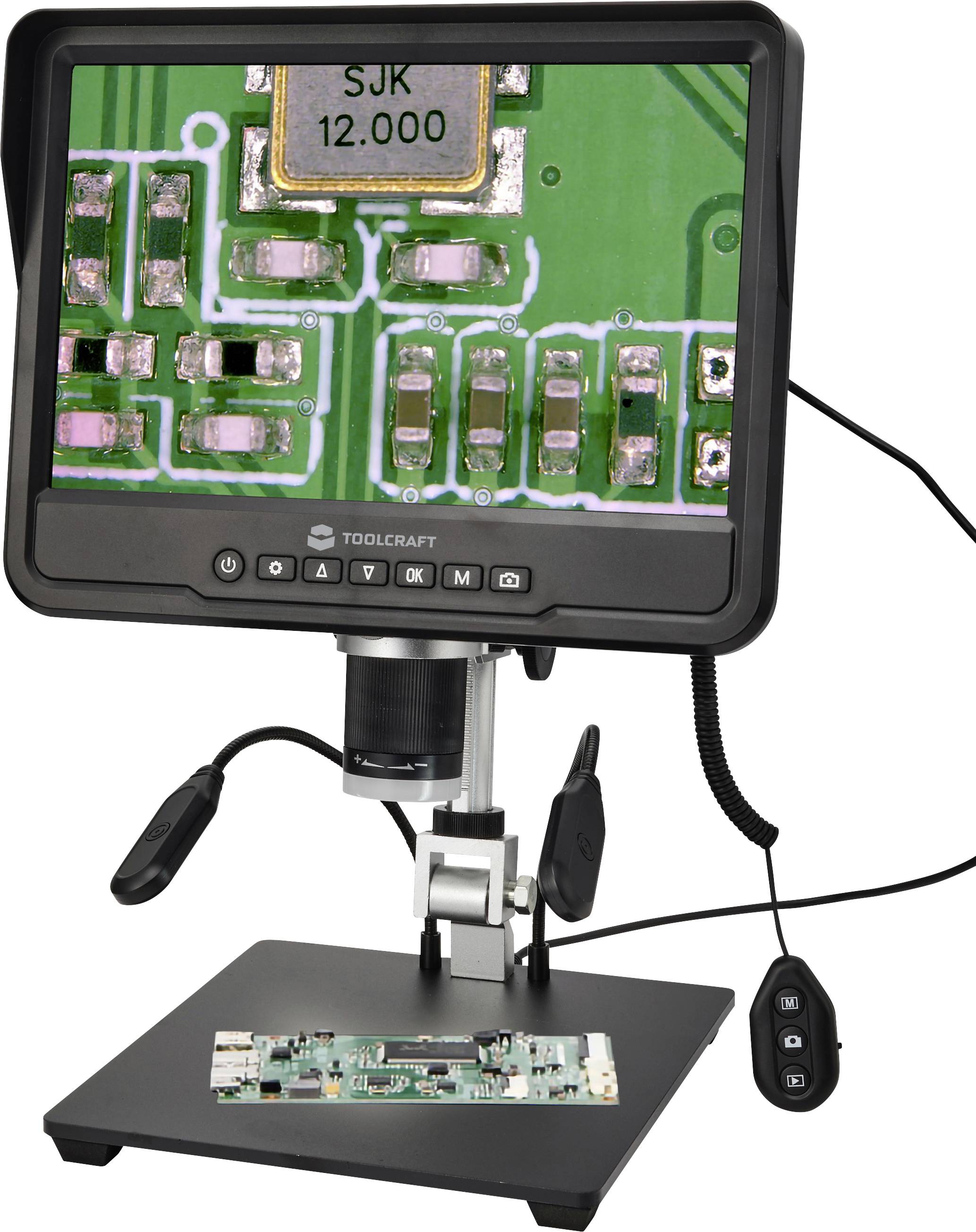Digitales Mikroskop zeigt eine vergrößerte Leiterplatte auf seinem Monitor an, wobei die Platine auf der darunter befindlichen Bühne positioniert ist und eine tragbare Fernbedienung angebracht ist.