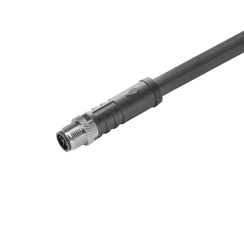 Nahaufnahme eines schwarzen Kabels mit einem Gewindeverbindungsstecker aus Metall auf einem schlichten weißen Hintergrund.