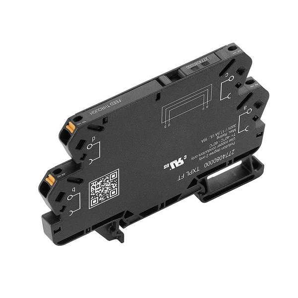 Rotes Ethernet-Kabel mit RJ45-Steckern, das auf weißem Hintergrund aufgerollt ist.