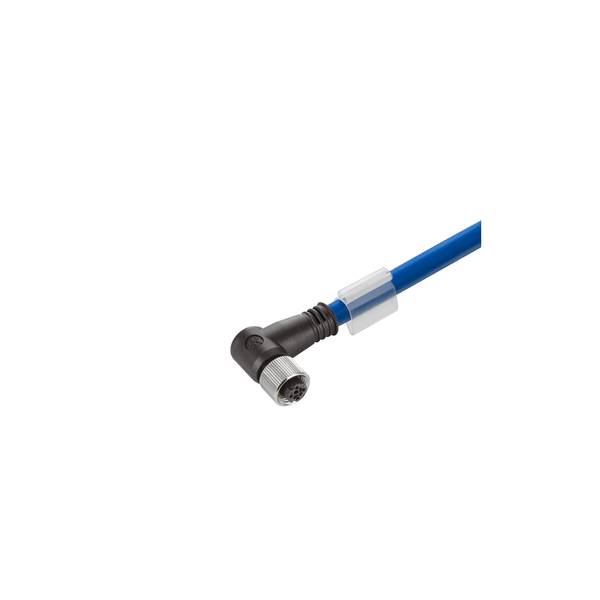 Nahaufnahme eines blauen Kabels mit einem schwarzen Winkelstecker für industrielle Anwendungen und einem Gewindemetallstecker auf weißem Hintergrund.