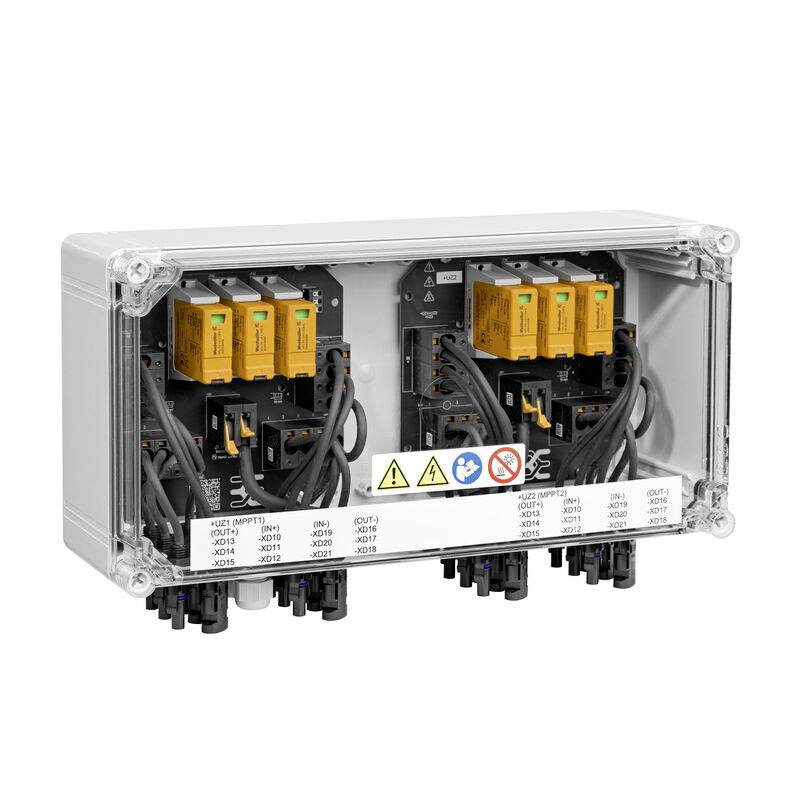 Klares Elektrosteuermodul in einem transparenten Schutzgehäuse mit zwei Reihen von orange-schwarzen Klemmleisten und Kabelverbindern.