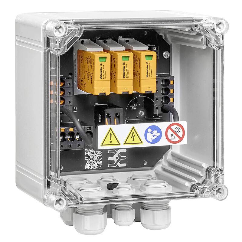Geschlossene elektrische Schalttafel mit drei orangefarbenen Modulen, Warnetiketten und Kabelklemmen, dargestellt in einem klaren Schutzgehäuse.