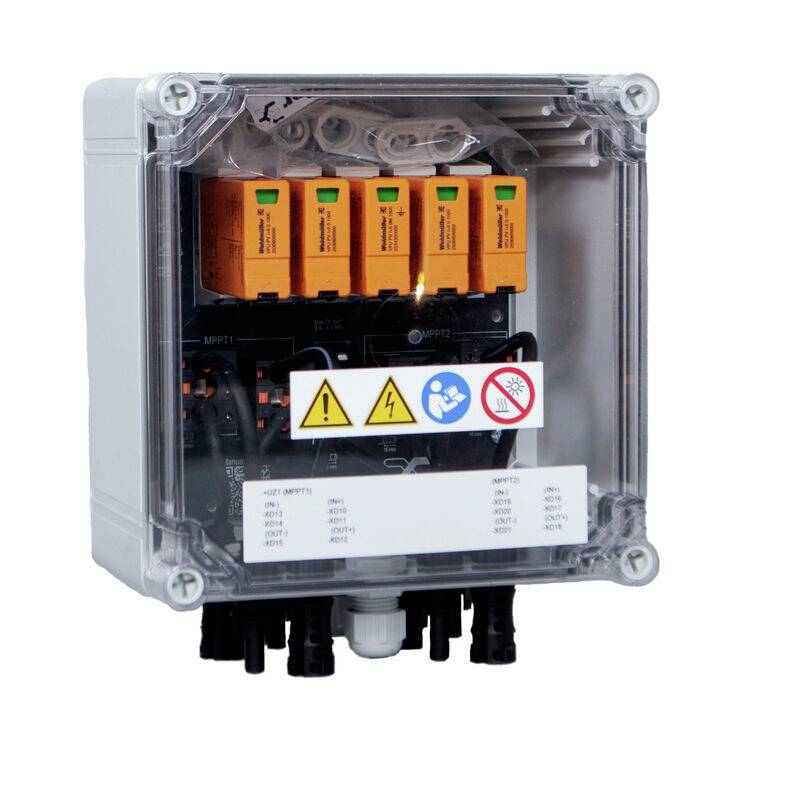 Elektrischer Schaltkasten mit durchsichtigem Deckel, orangefarbenen Modulen, Warnetiketten und Kabelverbindungen auf weißem Hintergrund.
