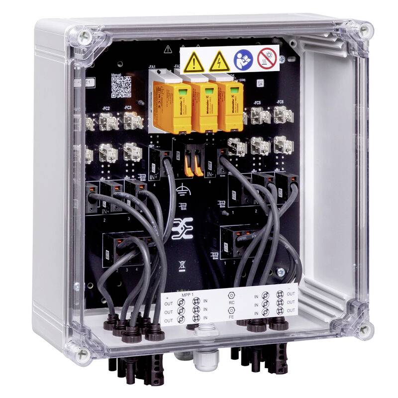 Wandmontierter elektrischer Schaltkasten mit orangefarbenen Sicherungshaltern, Verdrahtung, Warnkennzeichnungen und transparenter Schutzabdeckung.