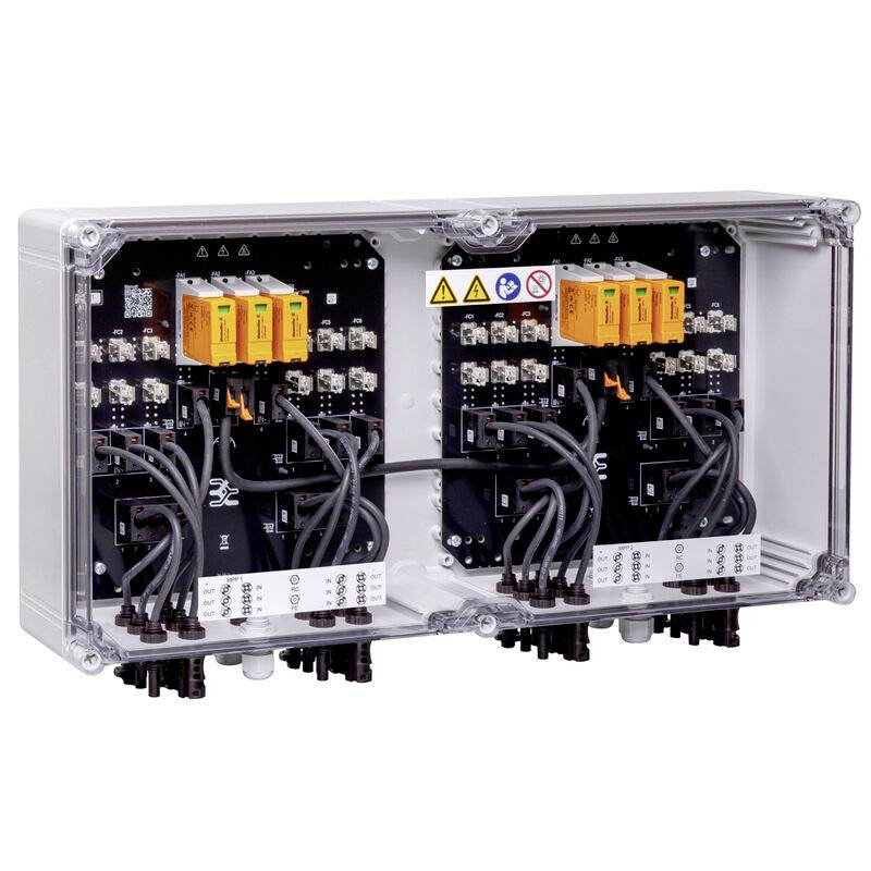 Transparente elektrische Verteilerdose mit zwei internen Schaltmodulen, orangefarbenen Komponenten und mehreren schwarzen Kabeln, die im Inneren verbunden sind.