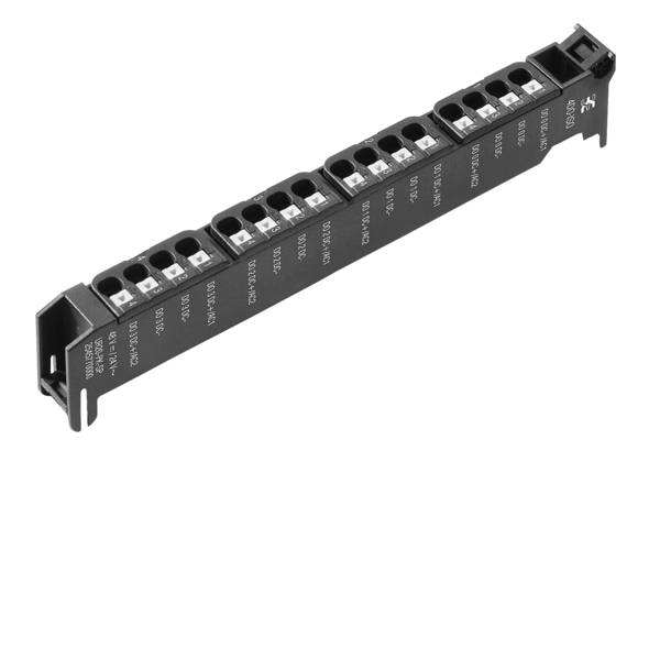 Schwarzes, rack-montiertes Patchpanel mit mehreren beschrifteten Anschlüssen und Kabelöffnungen