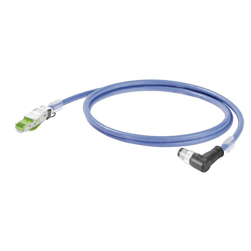 Blaues Netzwerkkabel mit RJ45-Ethernet-Stecker auf der einen Seite und einem rechtwinkligen Industriestecker auf der anderen Seite, aufgerollt auf weißem Hintergrund.