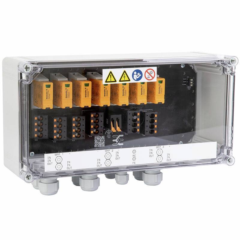 Transparente Elektrokontrollbox mit orangefarbenen Relais, Klemmleisten, Warnetiketten und Kabelverschraubungen, die entlang der Unterseite montiert sind.