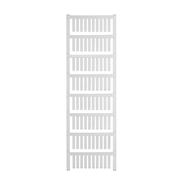 Hohes weißes Regal mit Lamellenbrettern oder Speichergestell mit sieben horizontalen Ebenen vor einem einfachen Hintergrund.