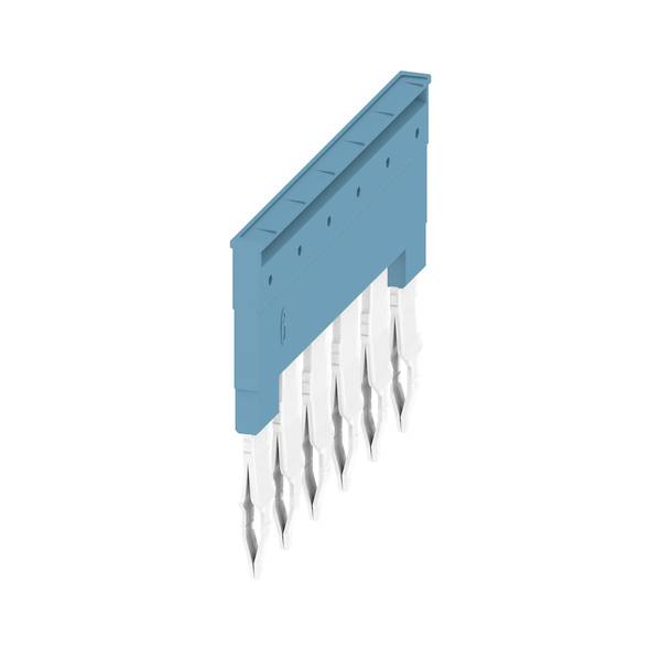 Blauer elektronischer Stecker mit sechs silbernen Stiften, die nach unten abstehen, isoliert auf weißem Hintergrund dargestellt.