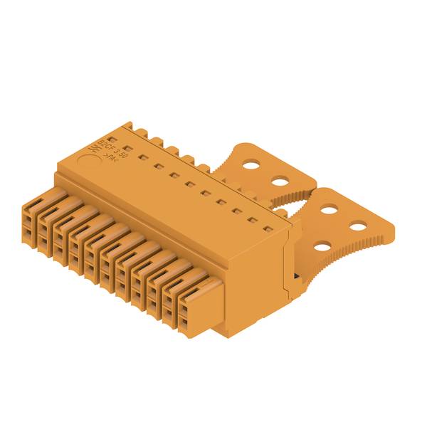 Orangefarbiger Elektrostecker mit mehreren Steckplätzen und Montagelaschen, isoliert auf weißem Hintergrund dargestellt.