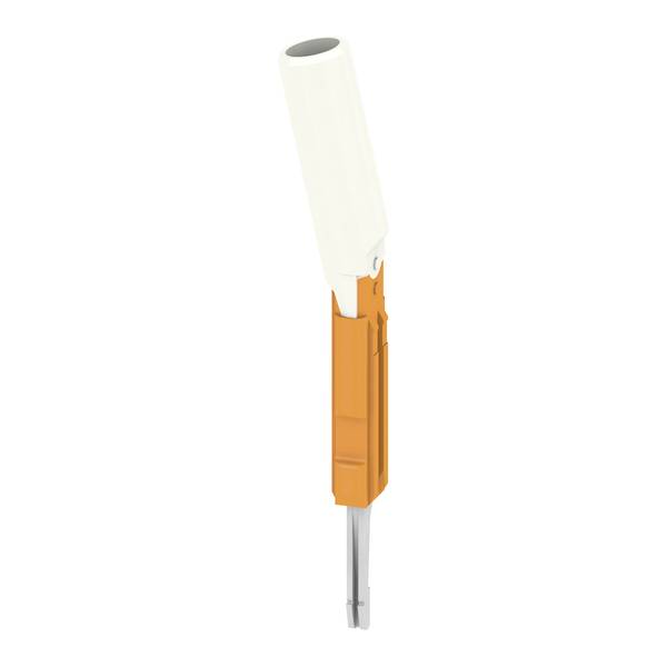 Nahaufnahme einer weiß-orangen Elektrosteckerstift mit einem langen Metallterminal auf einfachem Hintergrund.
