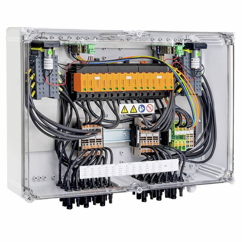 Offenes Elektrosteuerpanel mit orangefarbenen Modulen, Leistungsschaltern, Klemmenblöcken und gebündelter Verdrahtung, die in einem transparenten Gehäuse montiert sind.