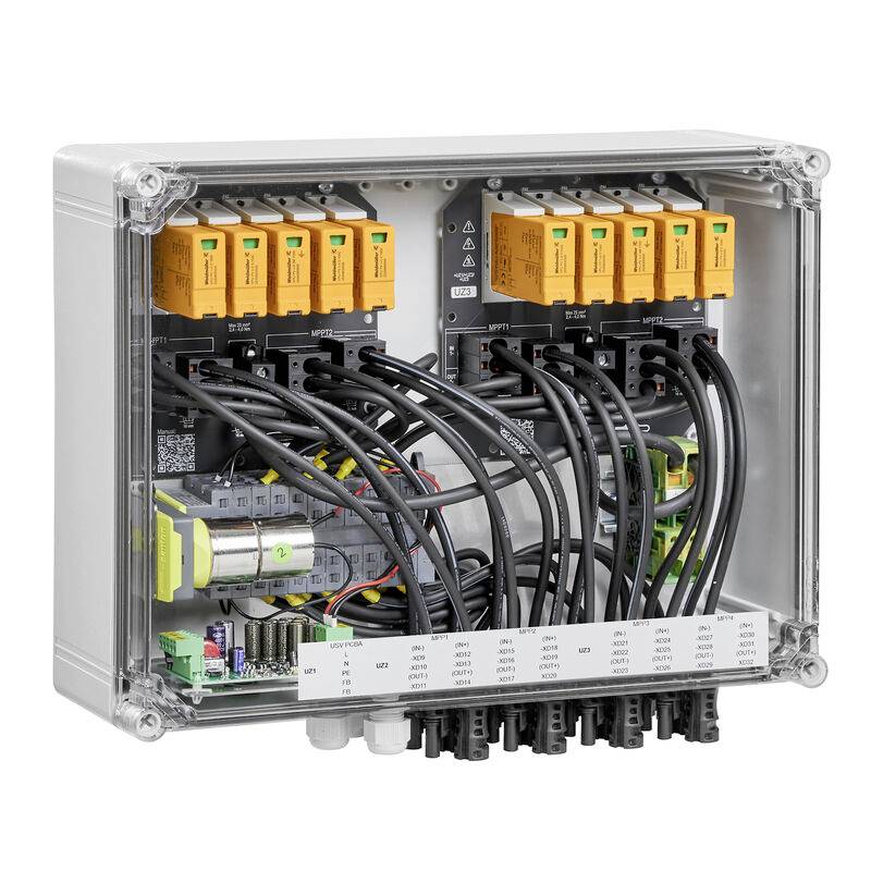 Industrielle Steuerbox mit orangefarbenen Terminalmodulen, schwarzer Verkabelung und gekennzeichneten Steckverbindern in einem transparenten Schutzgehäuse.