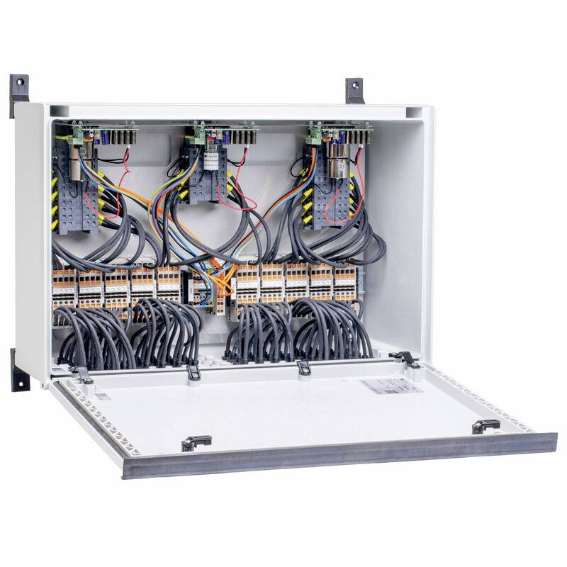 Offener elektrischer Schalschrank mit organisierter Verdrahtung, Klemmleisten und Relais im Inneren, auf einem weißen Paneel montiert, mit offener Tür.