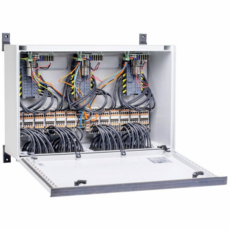 Offene elektrische Schalttafel mit Reihen von Klemmenleisten und gebündelter Verkabelung in einem verscharniertem Metallgehäuse.
