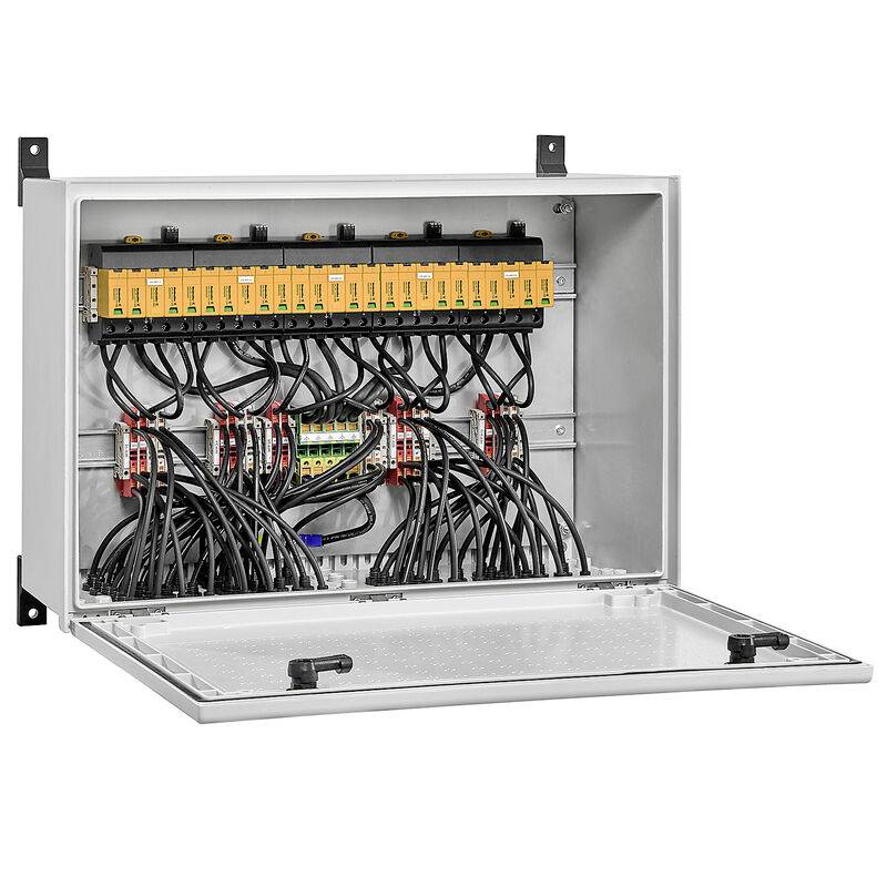 Offener Elektrosteuerschrank mit Reihen von Klemmenmodulen und vielen verbundenen schwarzen Kabeln in einem beweglichen Metallgehäuse.