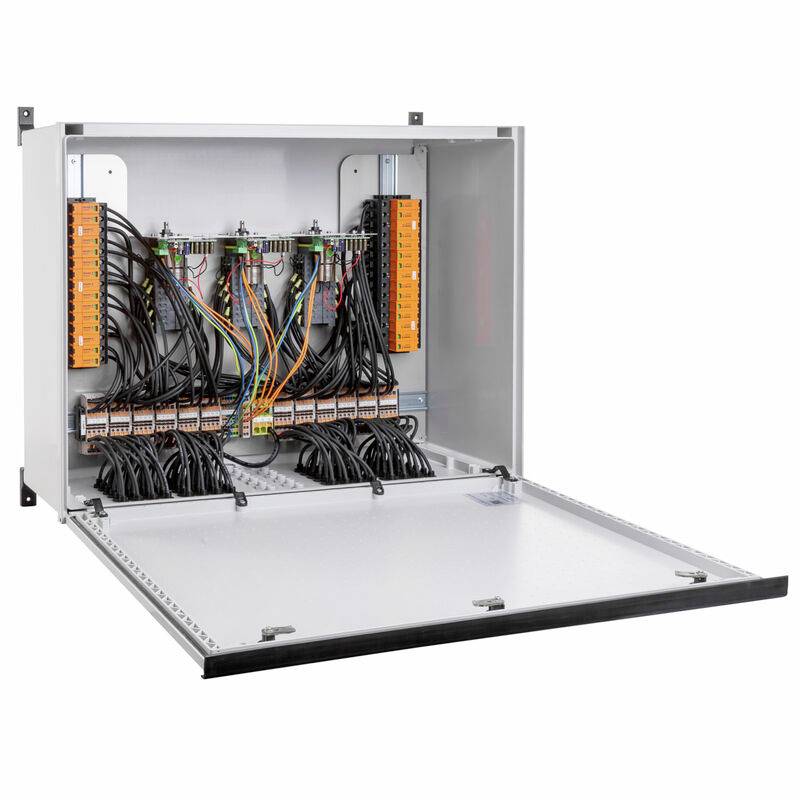 Offenes Elektrosteuerpanel mit Reihen von Verdrahtung, Klemmenleisten und Steckverbindern in einem aufklappbaren Metallgehäuse.