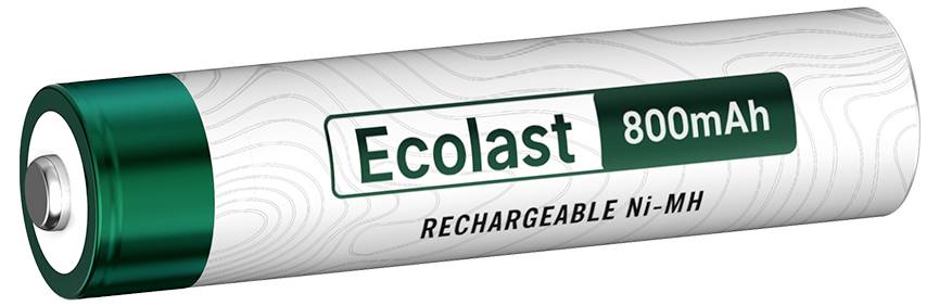 Eine einzelne wiederaufladbare Ecolast 800mAh Ni-MH Batterie mit grünen Enden und silbernem Gehäuse, in Nahaufnahme auf weißem Hintergrund dargestellt.