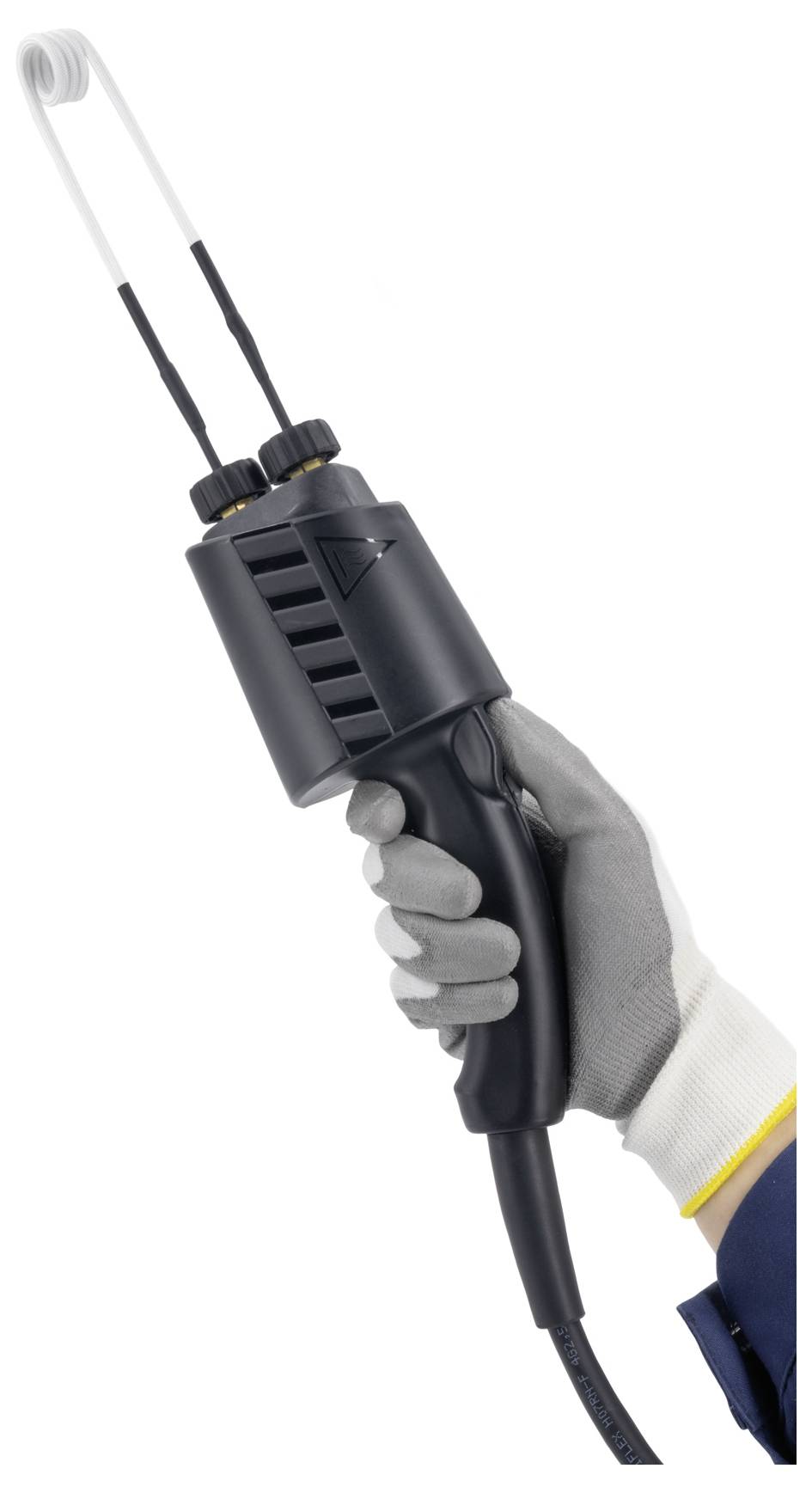 Behandschuhte Hand, die ein tragbares Elektrowerkzeug mit zwei Metallzinken hält, wahrscheinlich ein Schweiß- oder Heizgerät, vor weißem Hintergrund.