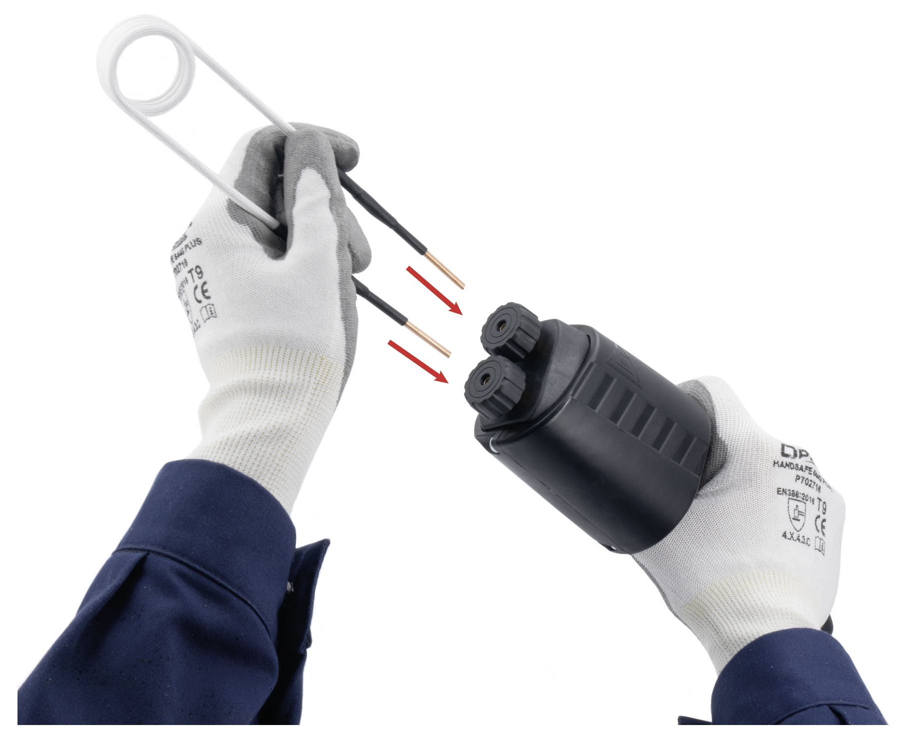Handschuhe tragenden Hände verwenden einen Schraubenschlüssel, um einen zweipoligen Stecker anzuziehen oder zu entfernen, wobei rote Pfeile die Einsatzrichtung anzeigen.