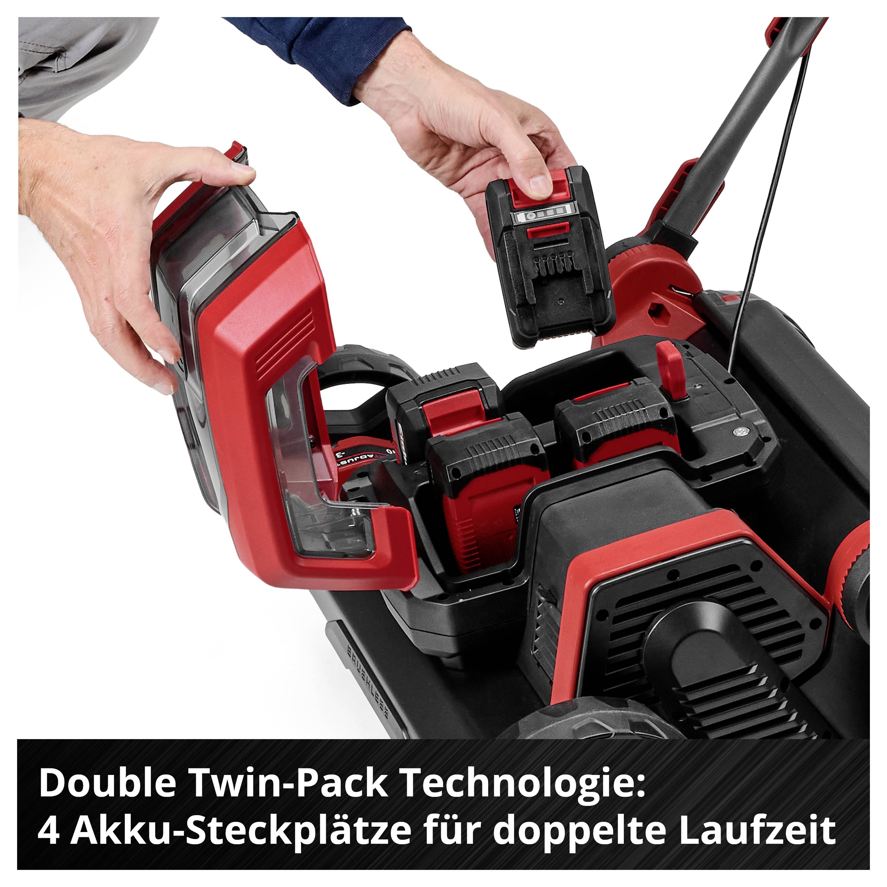 Hände setzen Akkus in einen Rasenmäher mit Hinweis 'Double Twin-Pack Technologie: 4 Akku-Steckplätze für doppelte Laufzeit'.