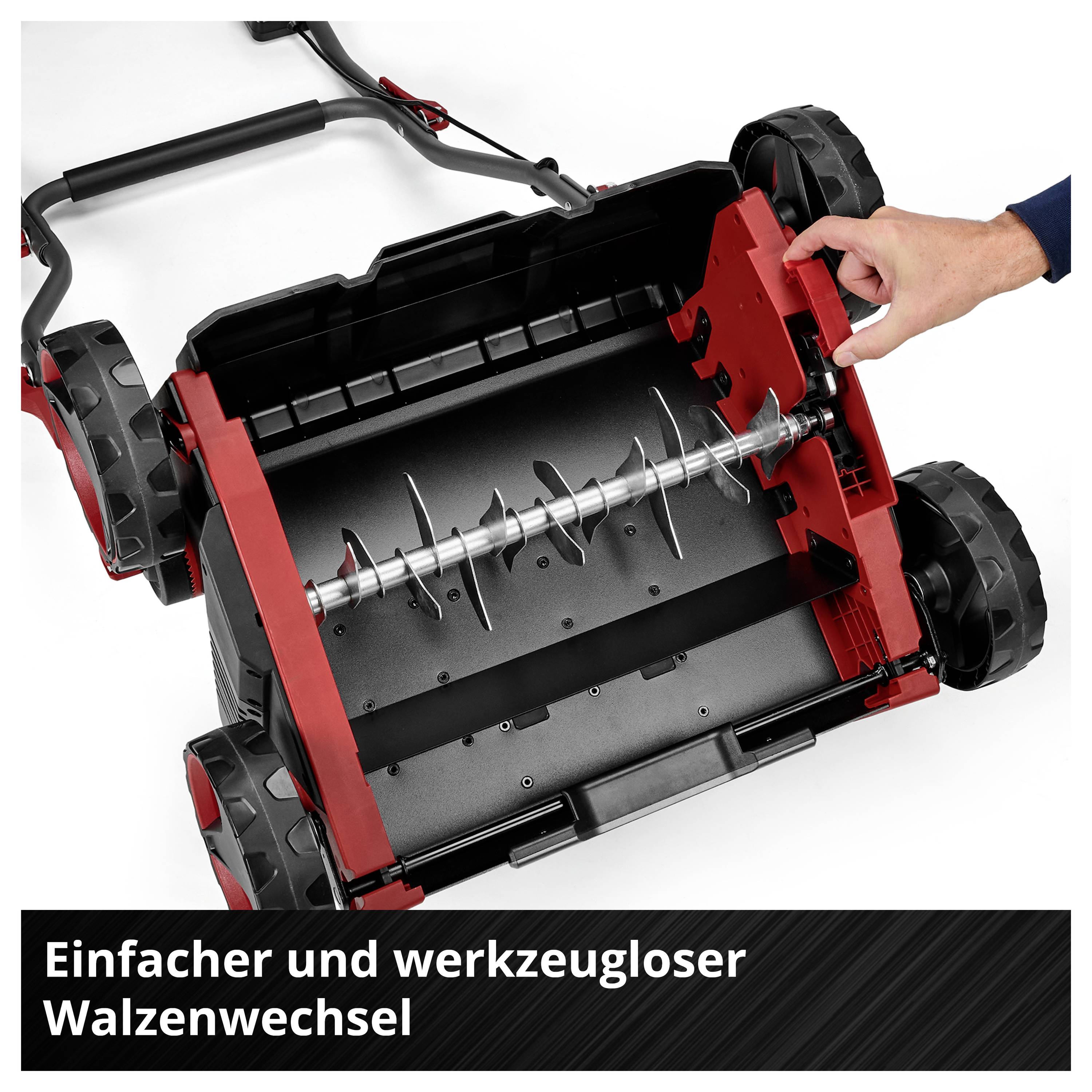 Gartenwalze mit geöffnetem Gehäuse; eine Hand zeigt den einfachen, werkzeuglosen Walzenwechsel. Text: 'Einfacher und werkzeugloser Walzenwechsel'.