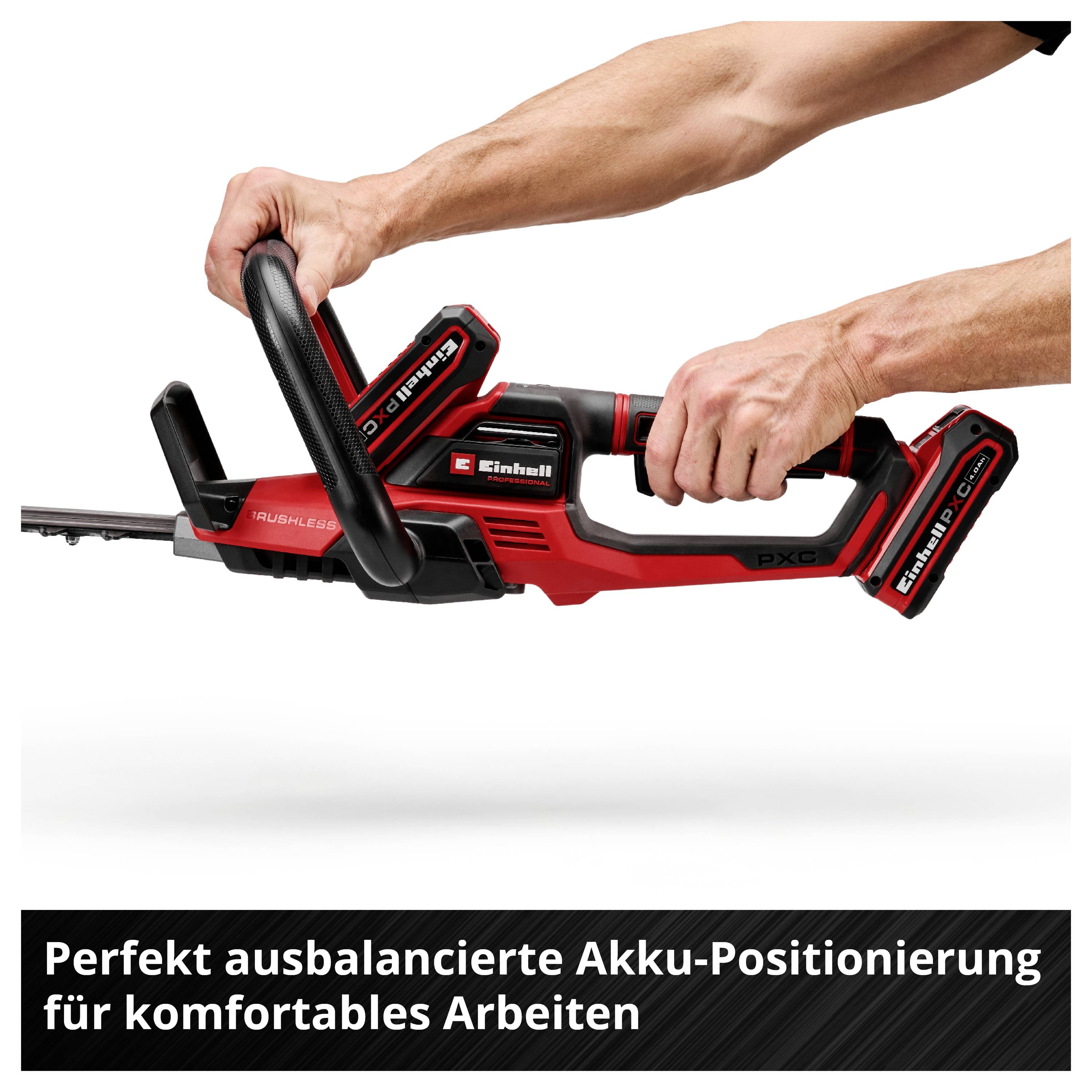 Ein Hand hält eine rote Einhell-Akku-Heckenschere; Text: 'Perfekt ausbalancierte Akku-Positionierung für komfortables Arbeiten'.