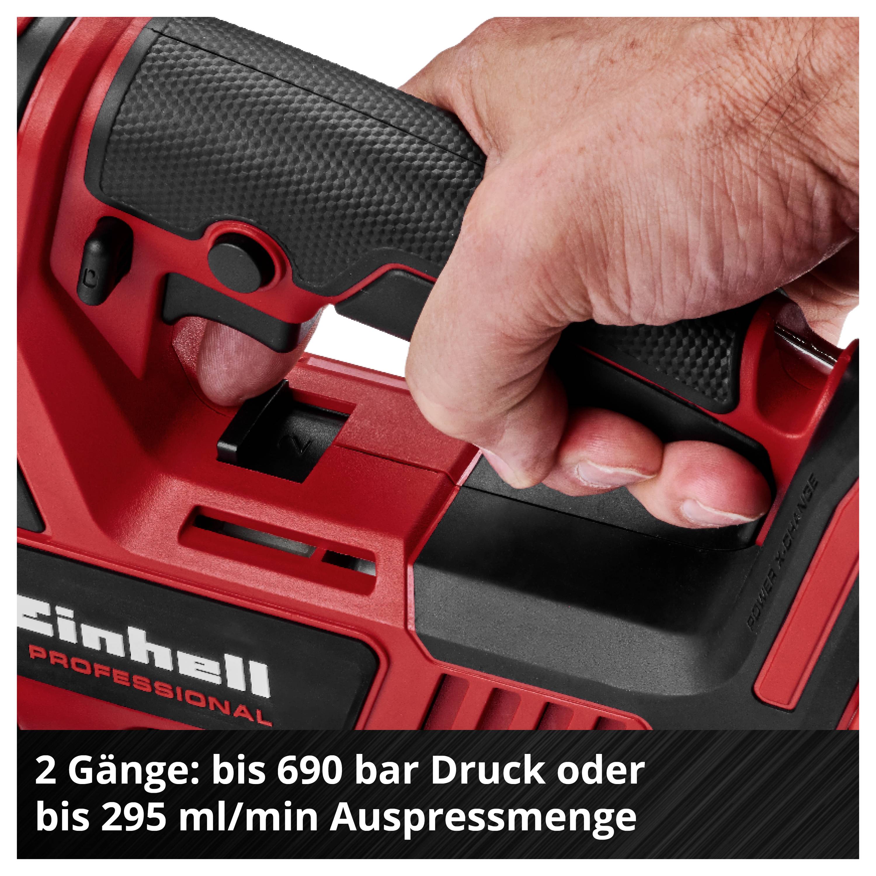Hand hält den Griff eines roten Einhell Professional Geräts; Text nennt 2 Gänge: bis 690 bar Druck oder bis 295 ml/min Auspressmenge.