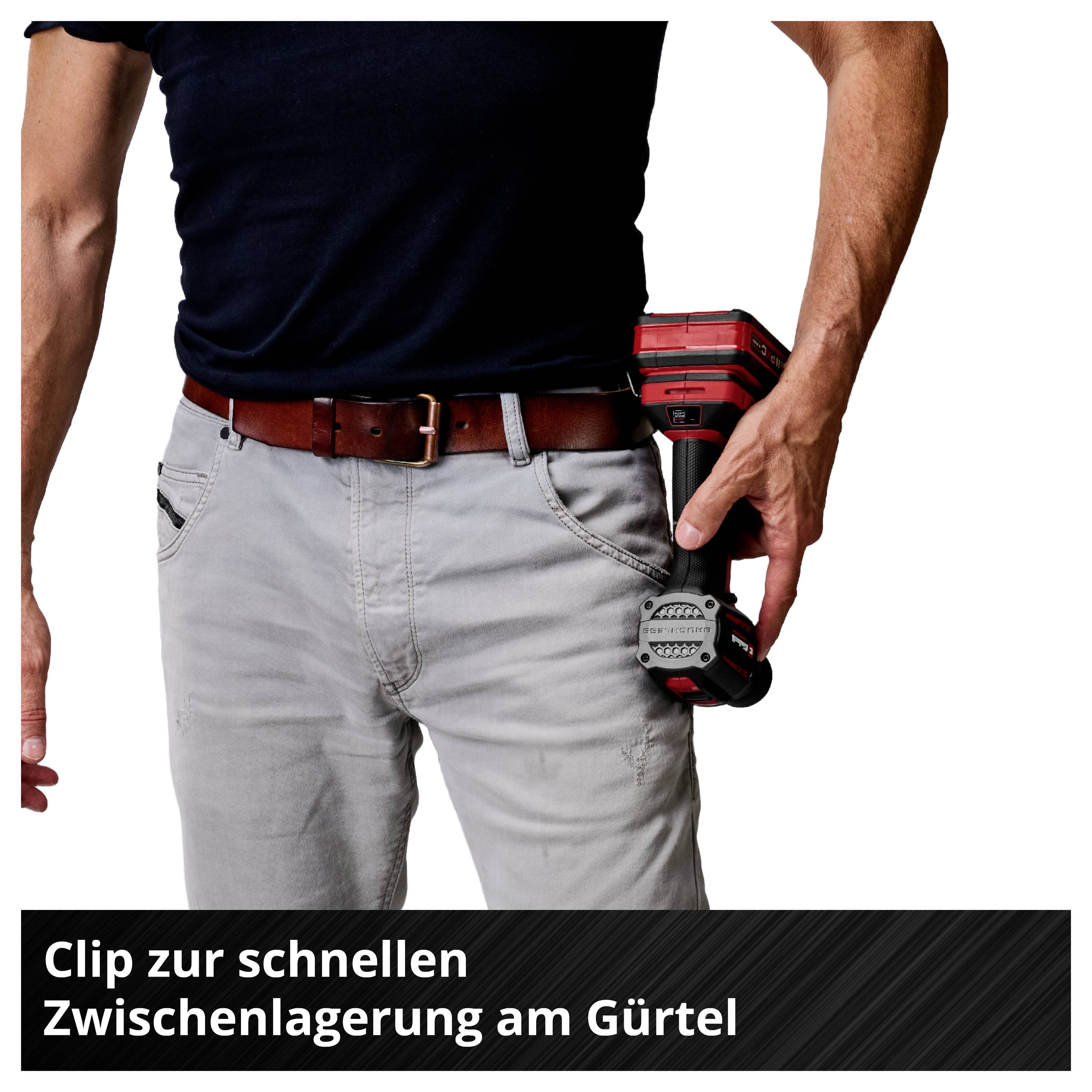 Mann trägt einen roten Akku-Bohrschrauber am Gürtel; Hinweistext: 'Clip zur schnellen Zwischenlagerung am Gürtel'.