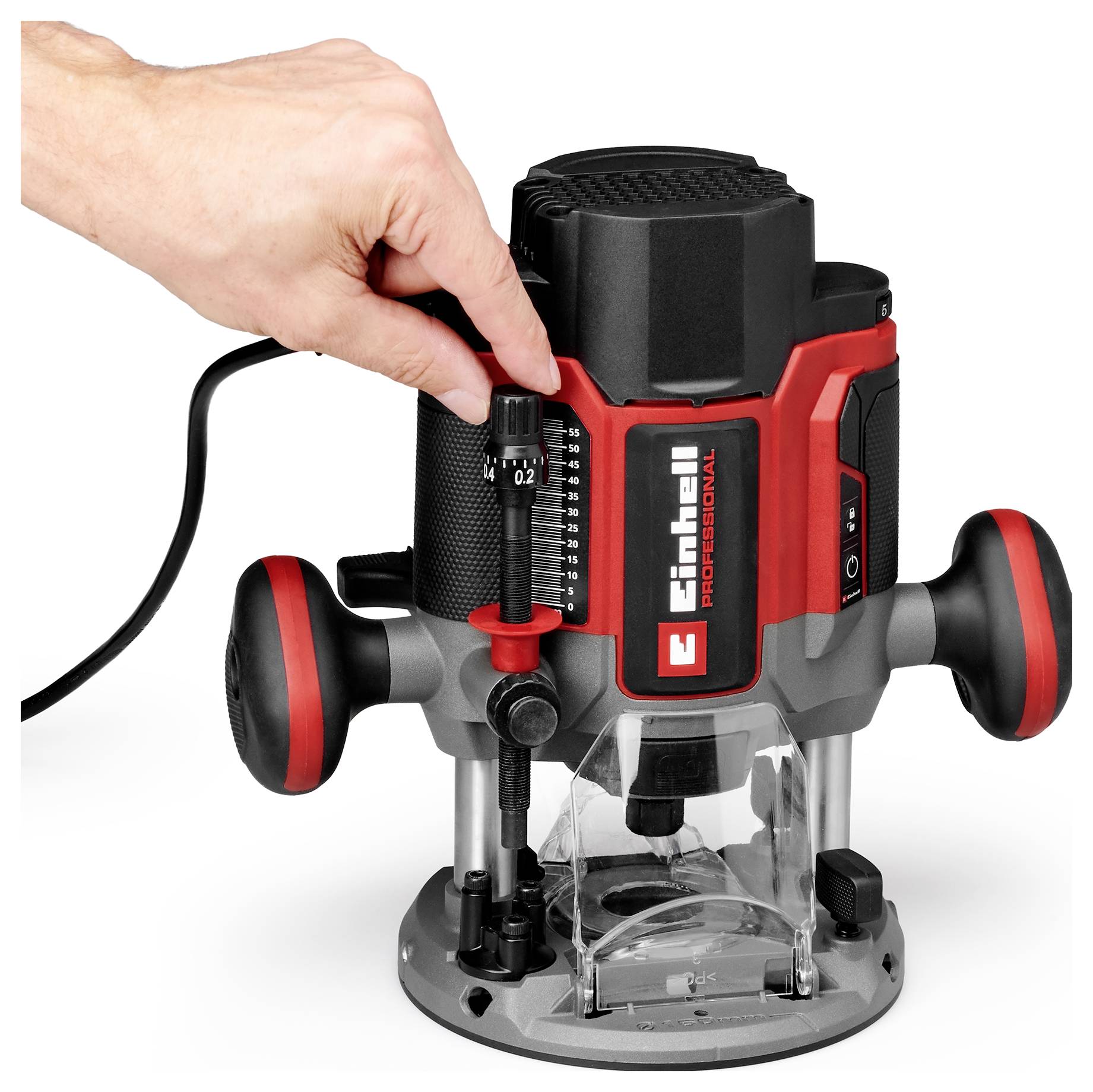 Hand adjusting the depth stop on a Einhell Professional corded router with a clear base and two side handles.Die Hand verstellt den Tiefentaster auf einem Einhell Professional Elektroschleifen mit durchsichtiger Grundplatte und zwei Seitengriffen.
