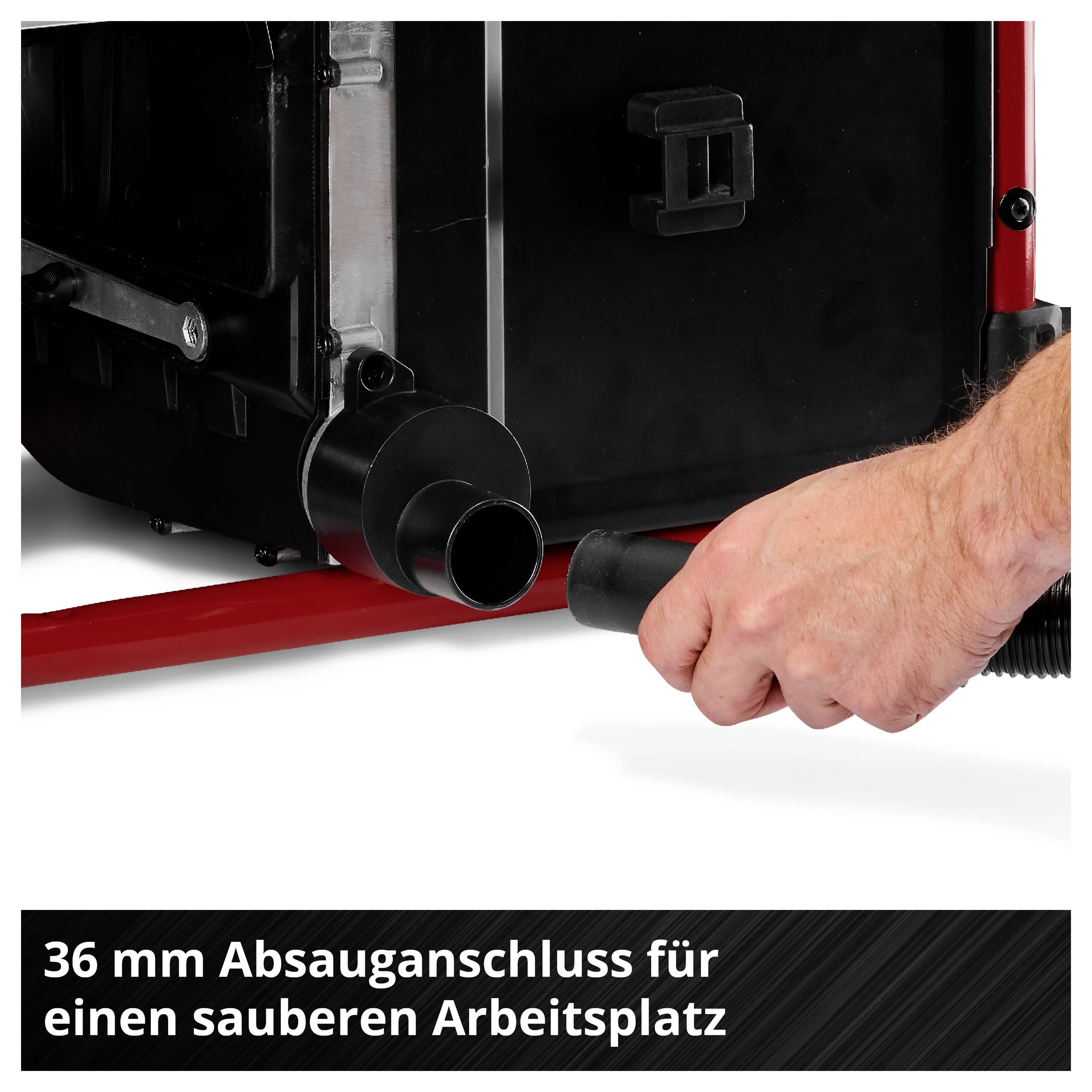 Hand schließt einen Staubsaugerschlauch an den 36-mm-Absauganschluss eines Geräts an; Hinweis: sauberer Arbeitsplatz.