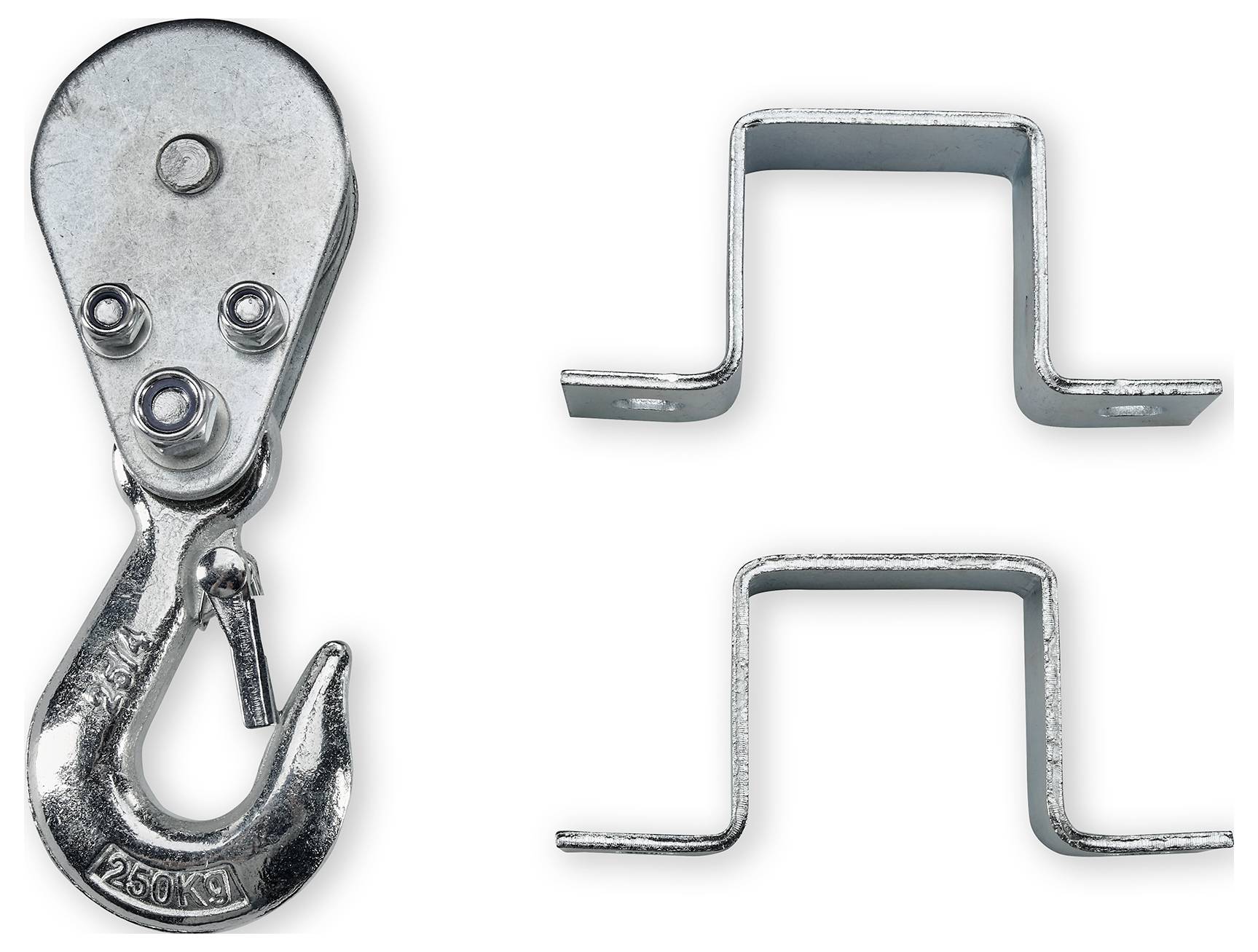 Metalliftinghaken und zwei gebogene Stahlhalterungen auf weißem Hintergrund dargestellt, illustrieren Hardwarekomponenten.