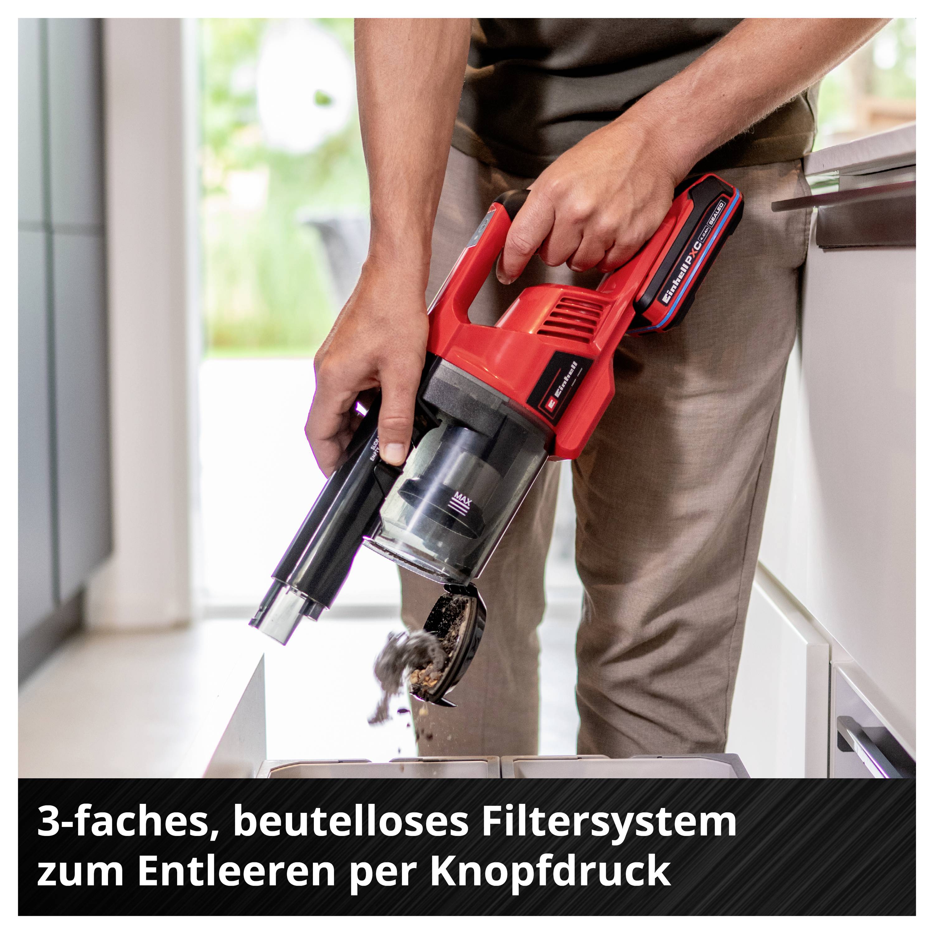 Person leert einen roten Akku-Staubsauger mit beutellosem Filtersystem; Text: '3-faches, beutelloses Filtersystem zum Entleeren per Knopfdruck'.