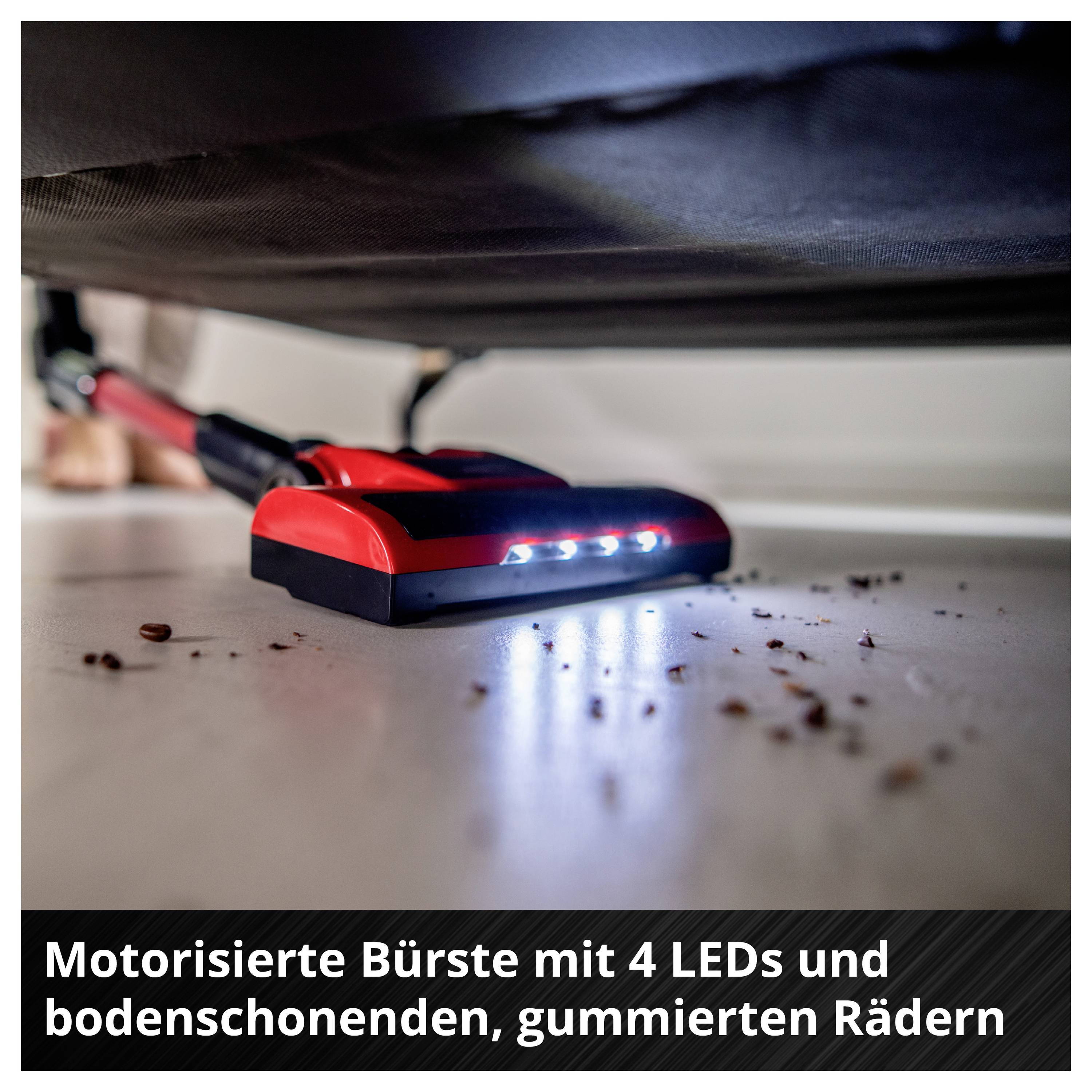Motorisierte Bürste mit 4 LEDs und gummierten, bodenschonenden Rädern unter einem Möbelstück, zur Reinigung schwer zugänglicher Stellen.