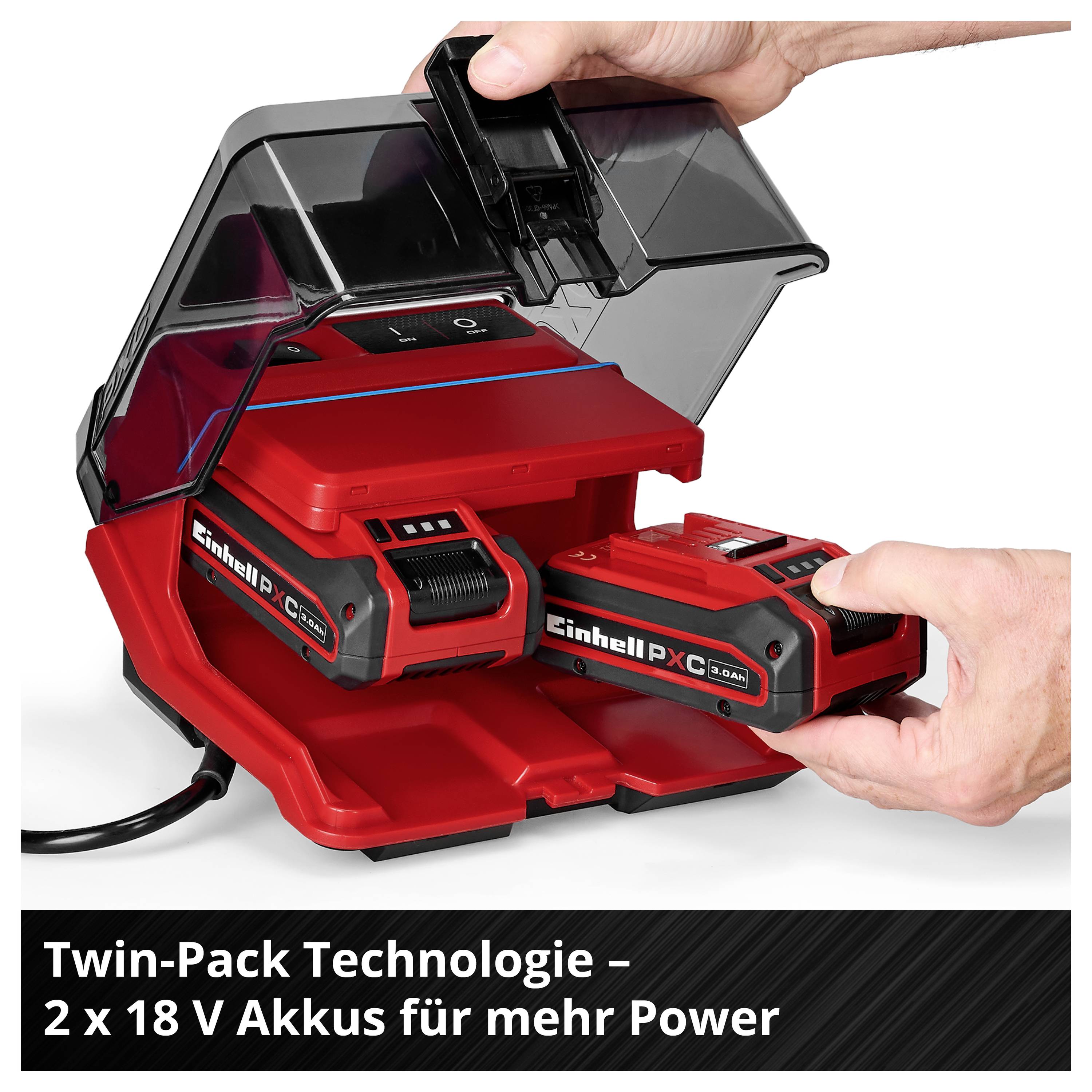 Akkuladegerät mit zwei roten 18-V-Akkus; Text: 'Twin-Pack Technologie – 2 x 18 V Akkus für mehr Power'.