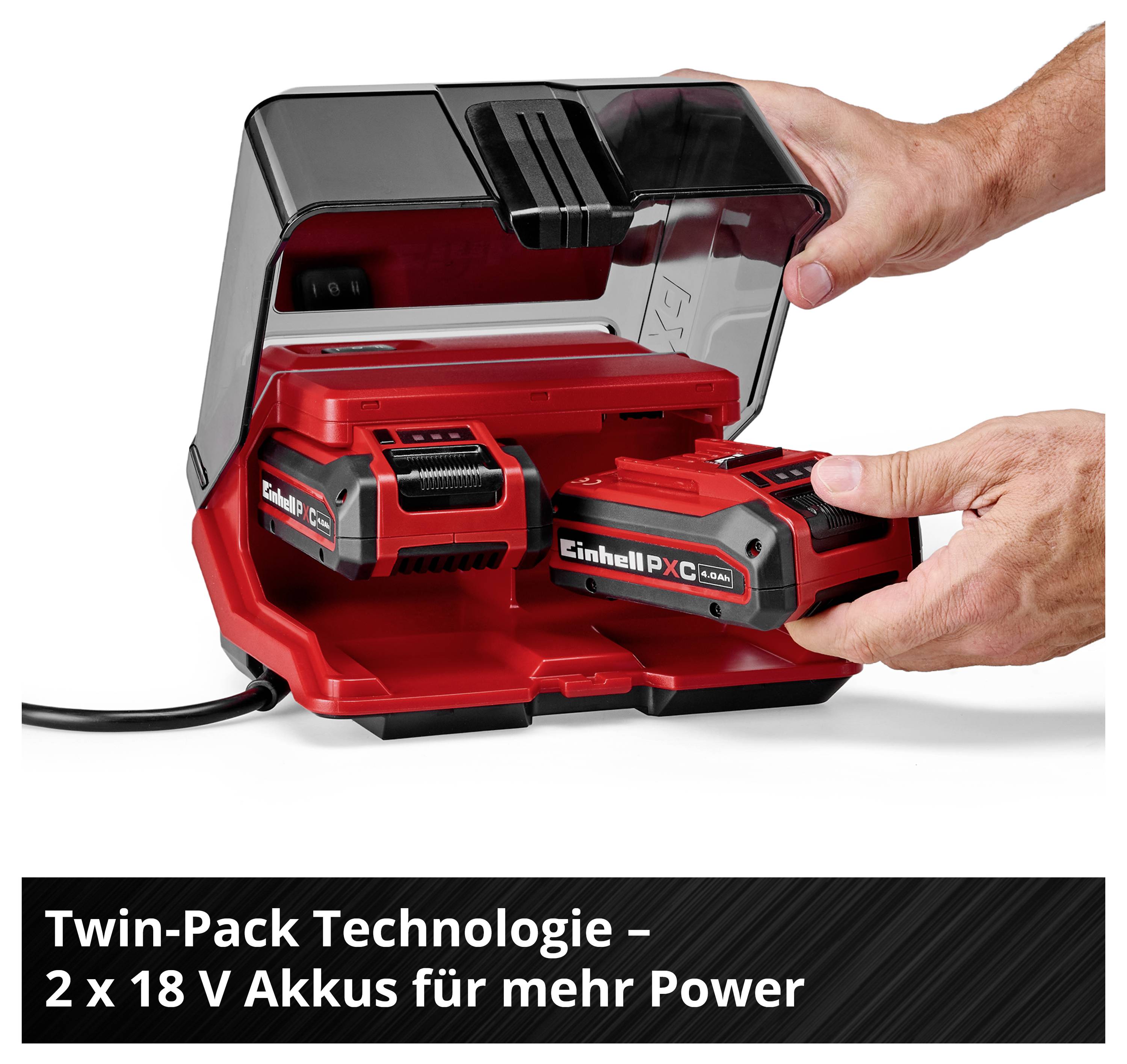 Ein Akku-Ladegerät mit zwei 18-V-Akkus; Hände setzen einen Akku ein. Unten steht: 'Twin-Pack Technologie – 2 x 18 V Akkus für mehr Power'.