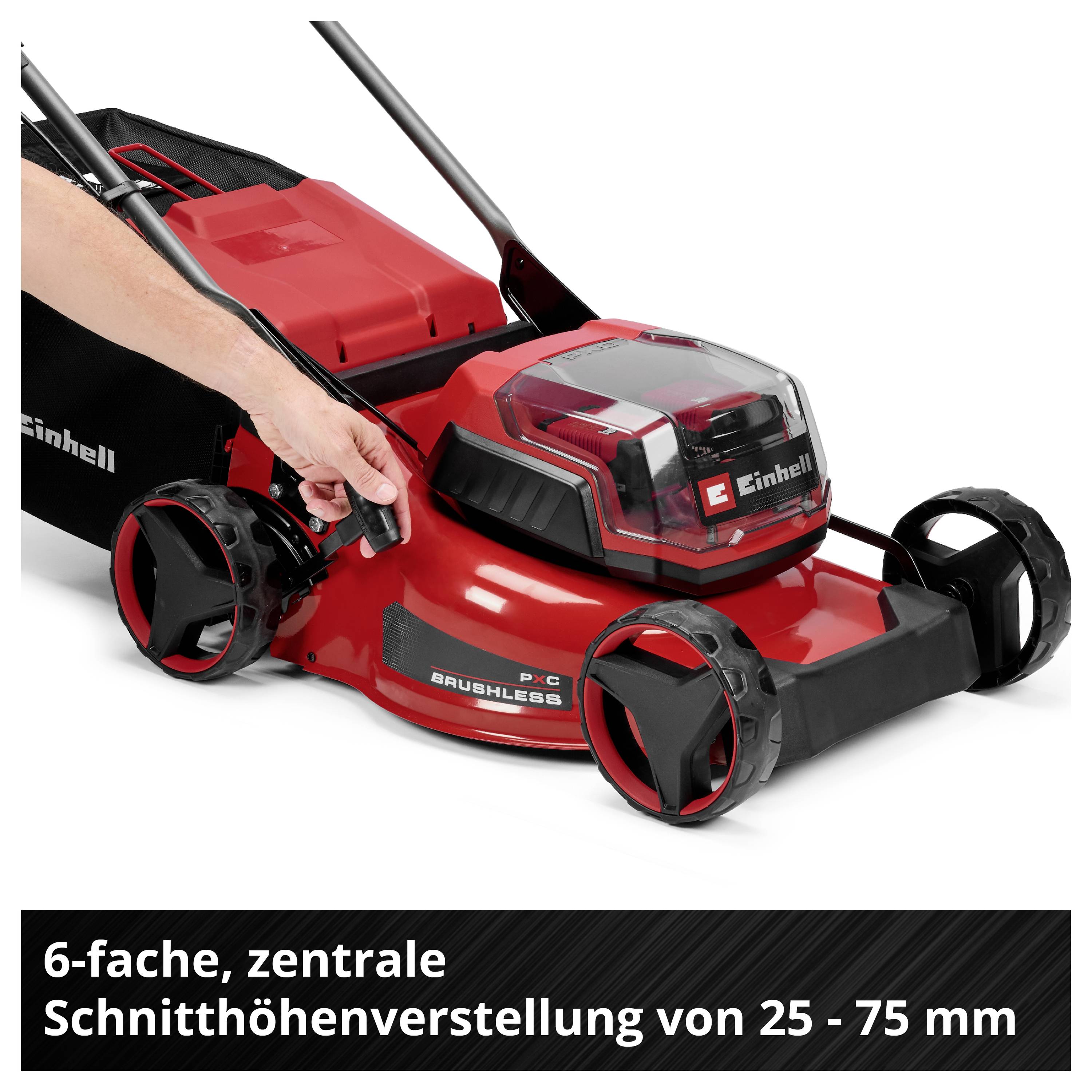 Roter Einhell-Akku-Rasenmäher mit Hand am Höhenverstellhebel; Text: '6-fache, zentrale Schnitthöhenverstellung von 25 - 75 mm'.