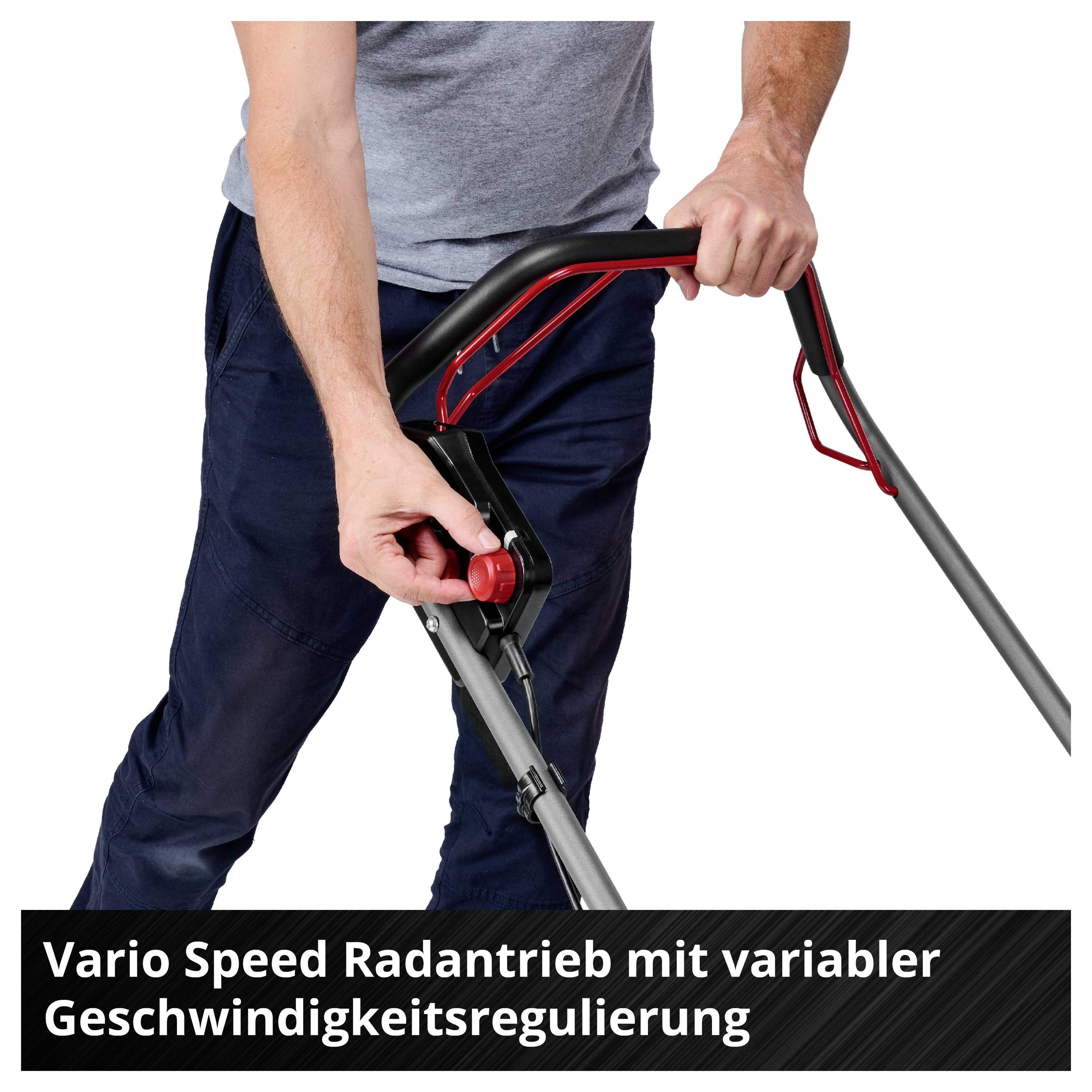 Person bedient einen Rasenmäher mit 'Vario Speed'-Radantrieb und variabler Geschwindigkeitsregulierung.