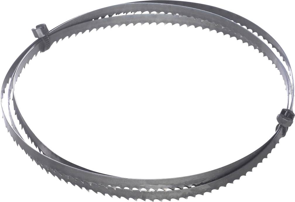 Aufgerolltes Metallbandsägeblatt mit gezahntem Schliff, isoliert auf weißem Hintergrund.