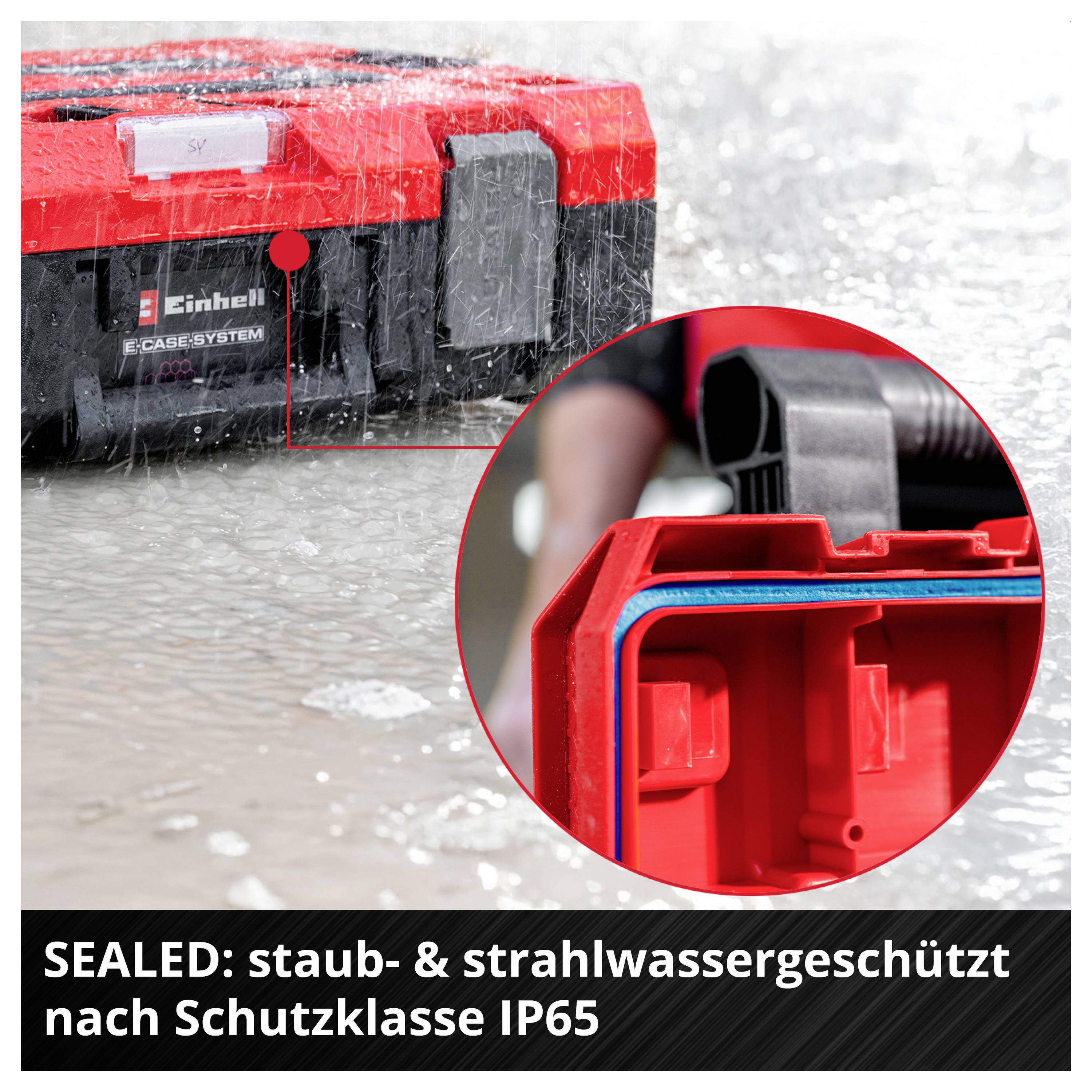 Schwarzes Kunststoff-Automobilzierleisten- oder Unterbodenblech mit Befestigungslaschen, isoliert auf weißem Hintergrund dargestellt.