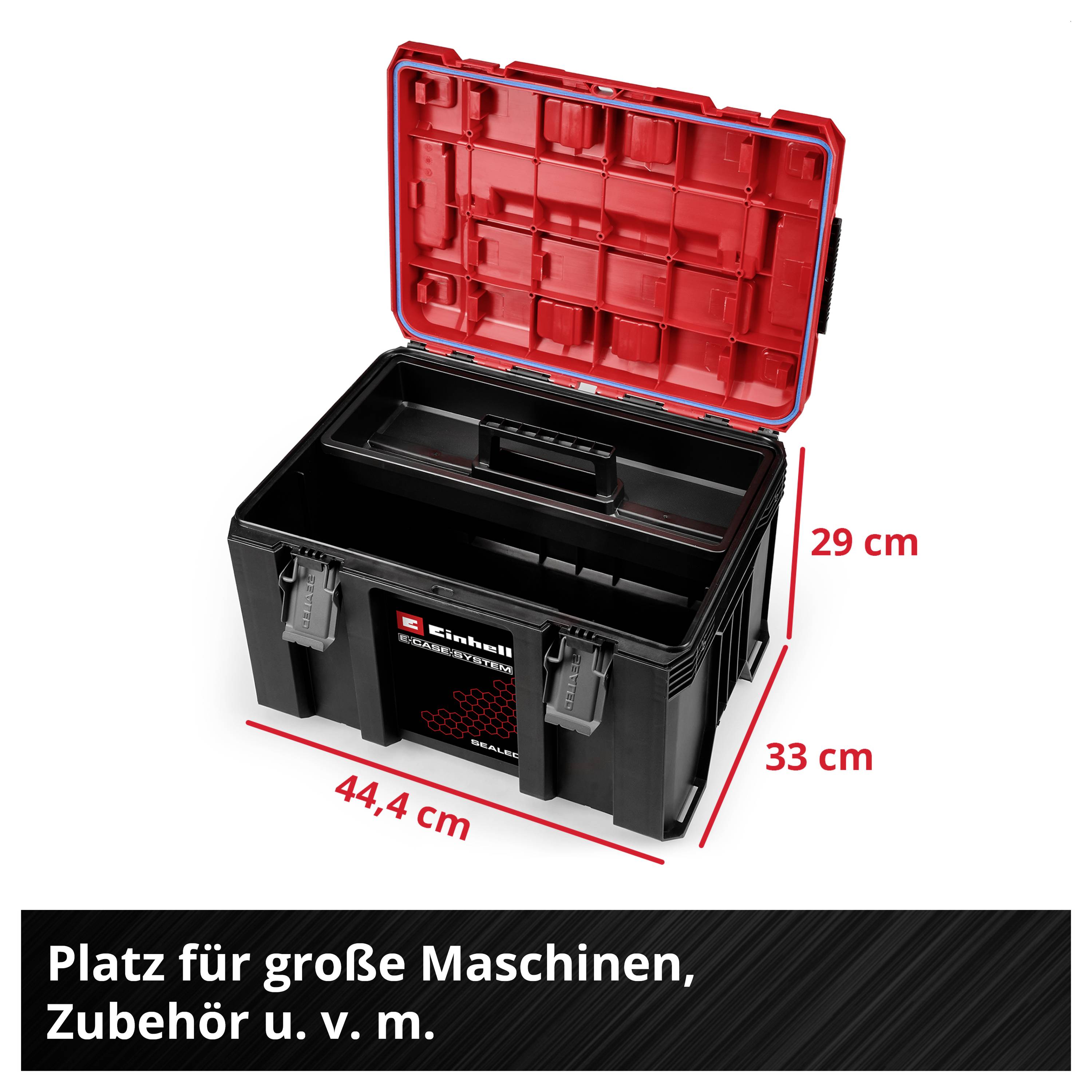 Schwarze Werkzeugbox mit offenem rotem Deckel; Maße 44,4 cm breit, 33 cm tief, 29 cm hoch. Text: 'Platz für große Maschinen, Zubehör u. v. m.'