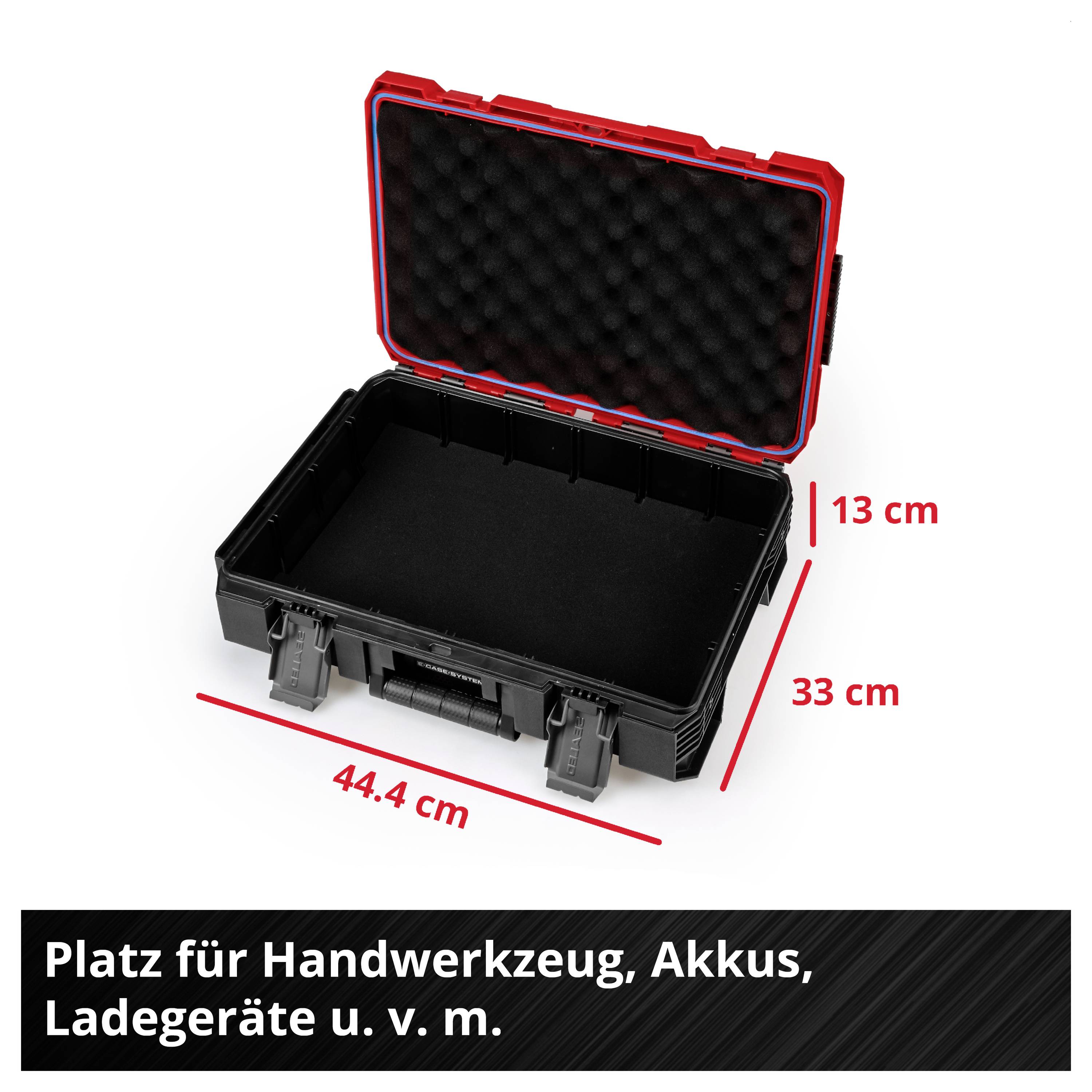 Offener schwarzer Transportkoffer mit Schaumdeckel; Maße 44,4 x 33 x 13 cm. Text: 'Platz für Handwerkzeug, Akkus, Ladegeräte u. v. m.'