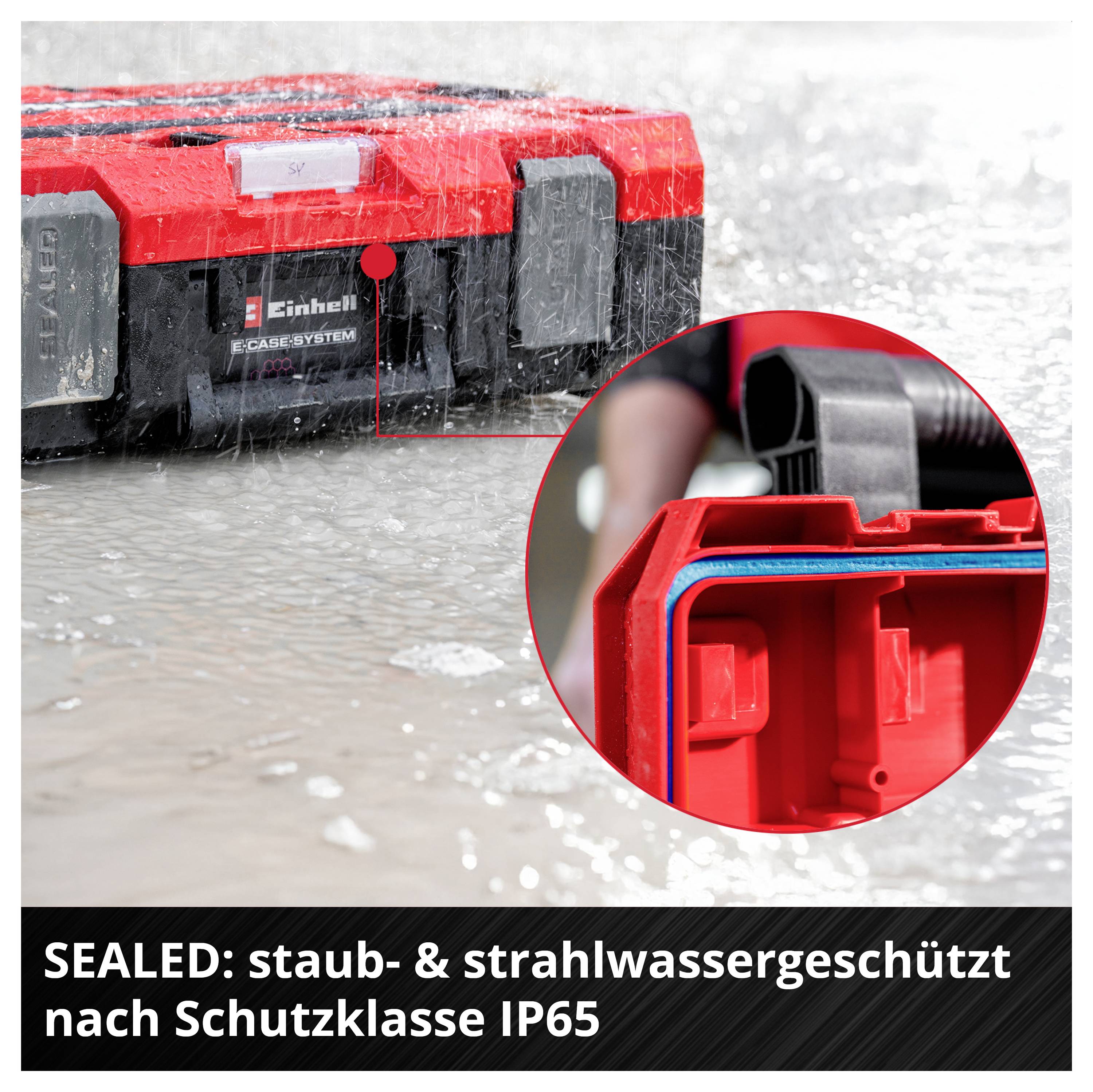 Rote Werkzeugbox wird mit Wasserstrahl geprüft; Hinweis: 'SEALED: staub- & strahlwassergeschützt nach Schutzklasse IP65'.