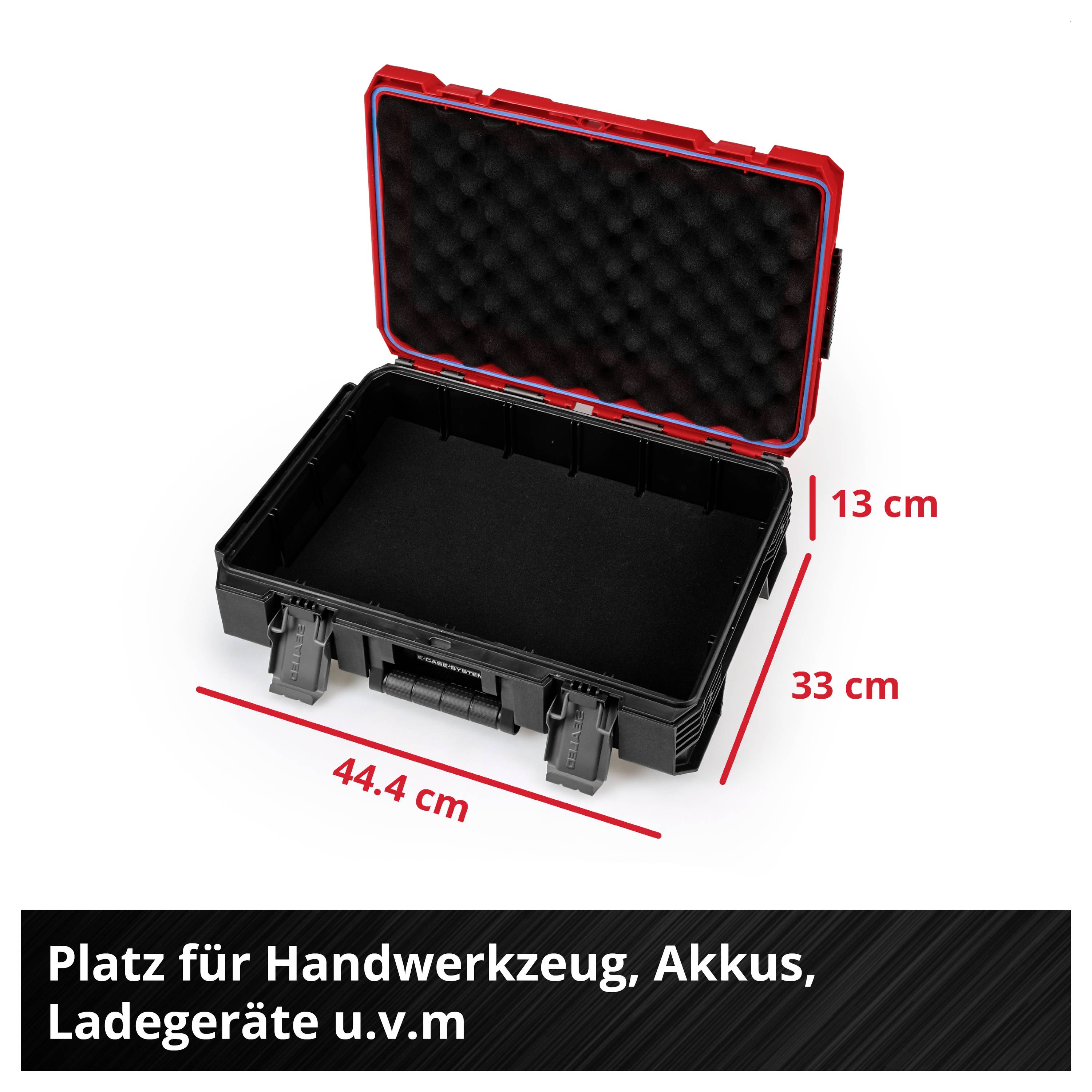 Geöffneter schwarzer Transportkoffer mit Schaumstoffeinlage; Maße 44,4 cm breit, 33 cm tief und 13 cm hoch; für Handwerkzeug, Akkus, Ladegeräte.